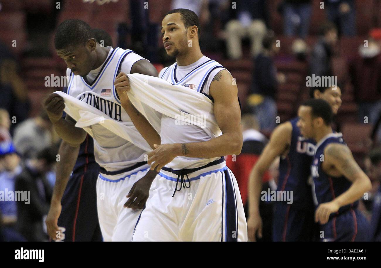 20. Februar 2012 - Philadelphia, PA, USA - Villanovas Mouphtaou Yarou und Domonic Weks, rechts, gehen Sie vom Spielfeld, nachdem Sie in Überstunden gegen Connecticut (73–70) verloren haben, im Wells Fargo Center in Philadelphia, Pennsylvania, Montag, 20. Februar 2012. (Bild: © Ron Cortes/Philadelphia Inquirer/MCT/ZUMAPRESS.com) Stockfoto