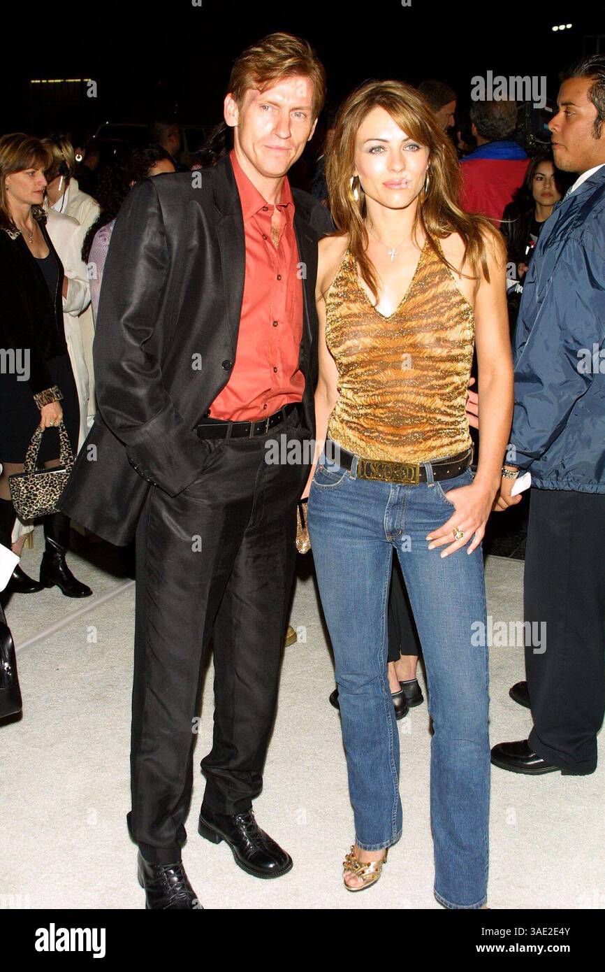März 2001; Los Angeles, CA, USA; Schauspieler ELIZABETH HURLEY & DENIS LEARY bei der Premiere von 'Blow'. (Bild: Lisa O'Connor/ZUMAPRESS.com) Stockfoto