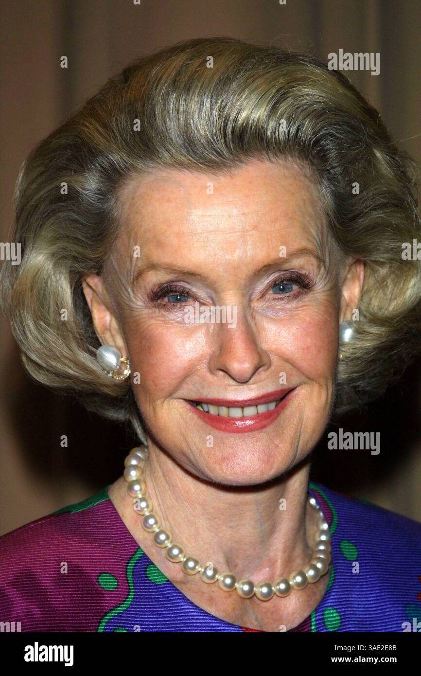 April 2001; Beverly Hills, Kalifornien, USA; Darsteller DINA MERRILL bei „A Family Celebration 2001“, die für viele Organisationen Gelder und Bekanntheit sammelt. (Bild: Lisa O'Connor/ZUMAPRESS.com) Stockfoto