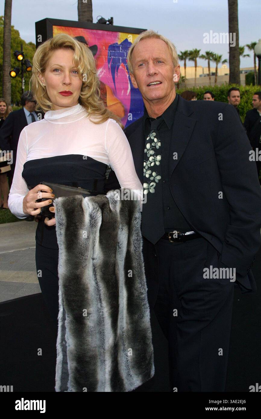 April 2001; Los Angeles, CA, USA; Schauspieler PAUL HOGAN & LINDA KOZLOWSKI bei der Premiere von „Crocodile Dundee in Los Angeles“. (Bild: Lisa O'Connor/ZUMAPRESS.com) Stockfoto