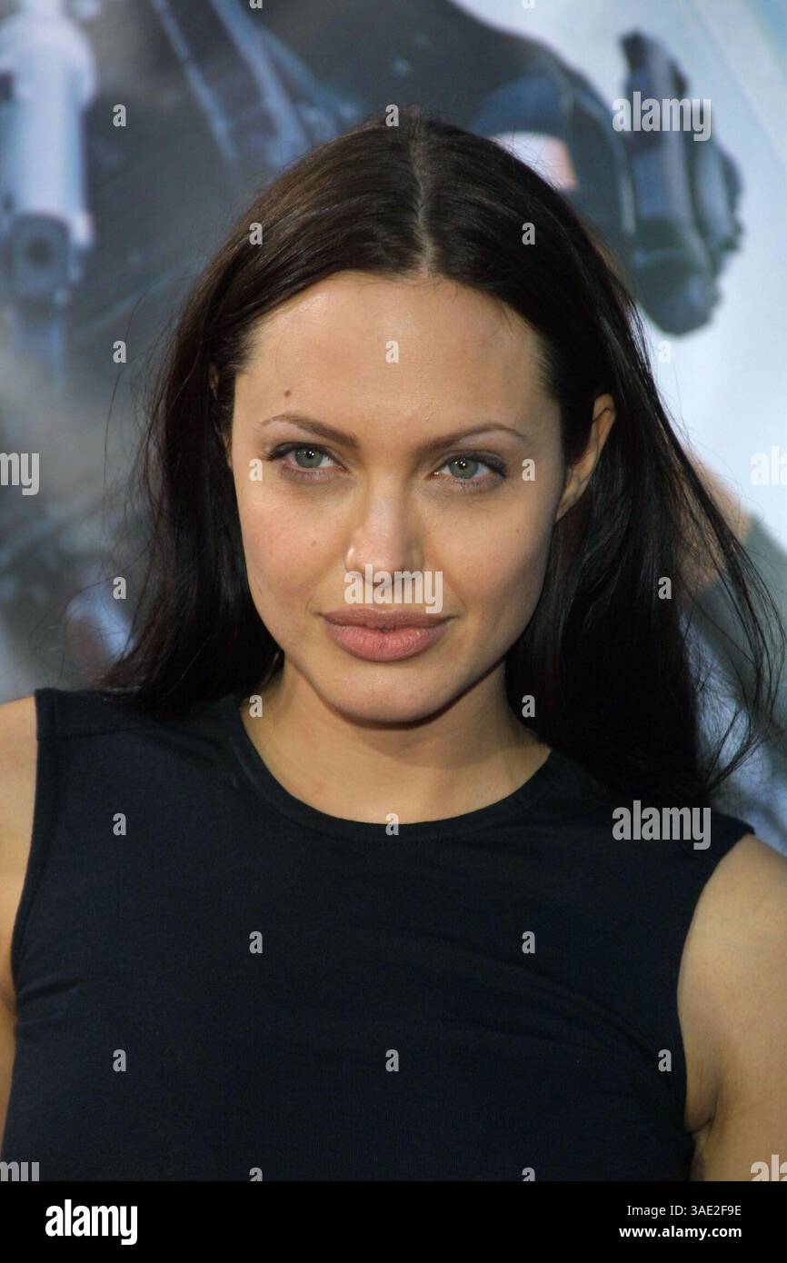 Juni 2001; Los Angeles, CA, USA; Schauspielerin ANGELINA JOLIE bei der Premiere von Tomb Raider. (Bild: Lisa O'Connor/ZUMAPRESS.com) Stockfoto