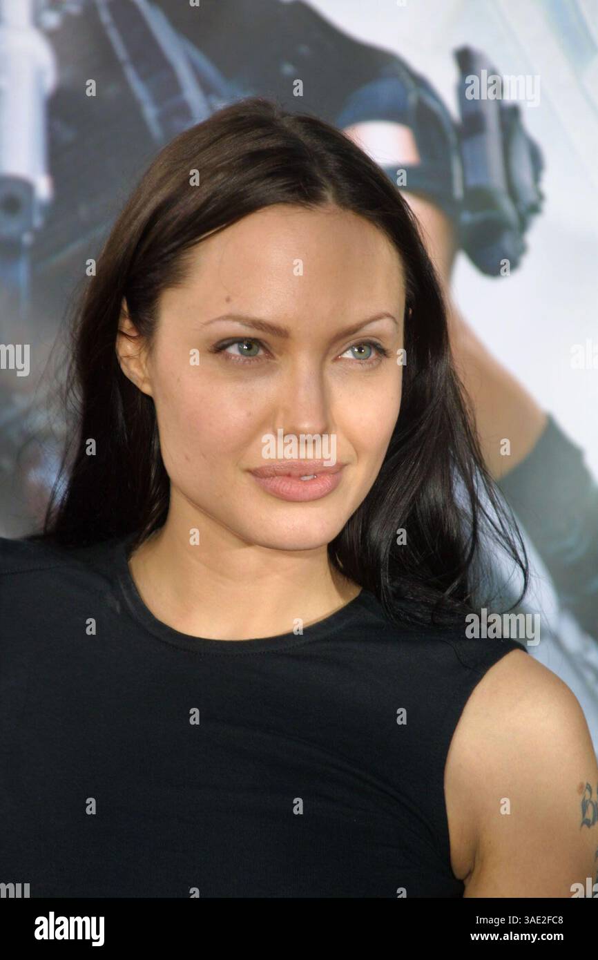 Juni 2001; Los Angeles, CA, USA; Schauspielerin ANGELINA JOLIE bei der Premiere von Tomb Raider. (Bild: Lisa O'Connor/ZUMAPRESS.com) Stockfoto