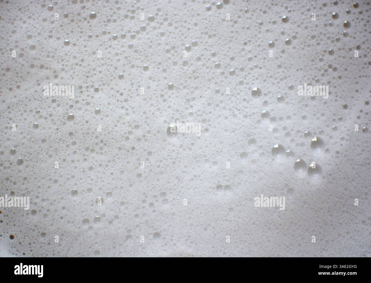 Hintergrund aus Schaumseife. Seifenschaum-Nahaufnahme. Hintergrund aus weißem Schaumstoff. Stockfoto