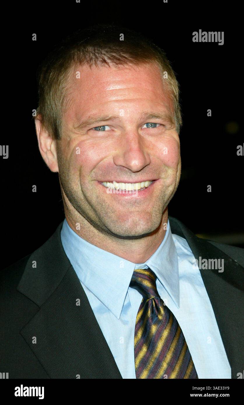 Dezember 2003; Hollywood, Kalifornien, USA; Schauspieler AARON ECKHART bei der "Paycheck"-Weltpremiere im Mann Chinese Theater. (Bild: Lisa O'Connor/ZUMAPRESS.com) Stockfoto