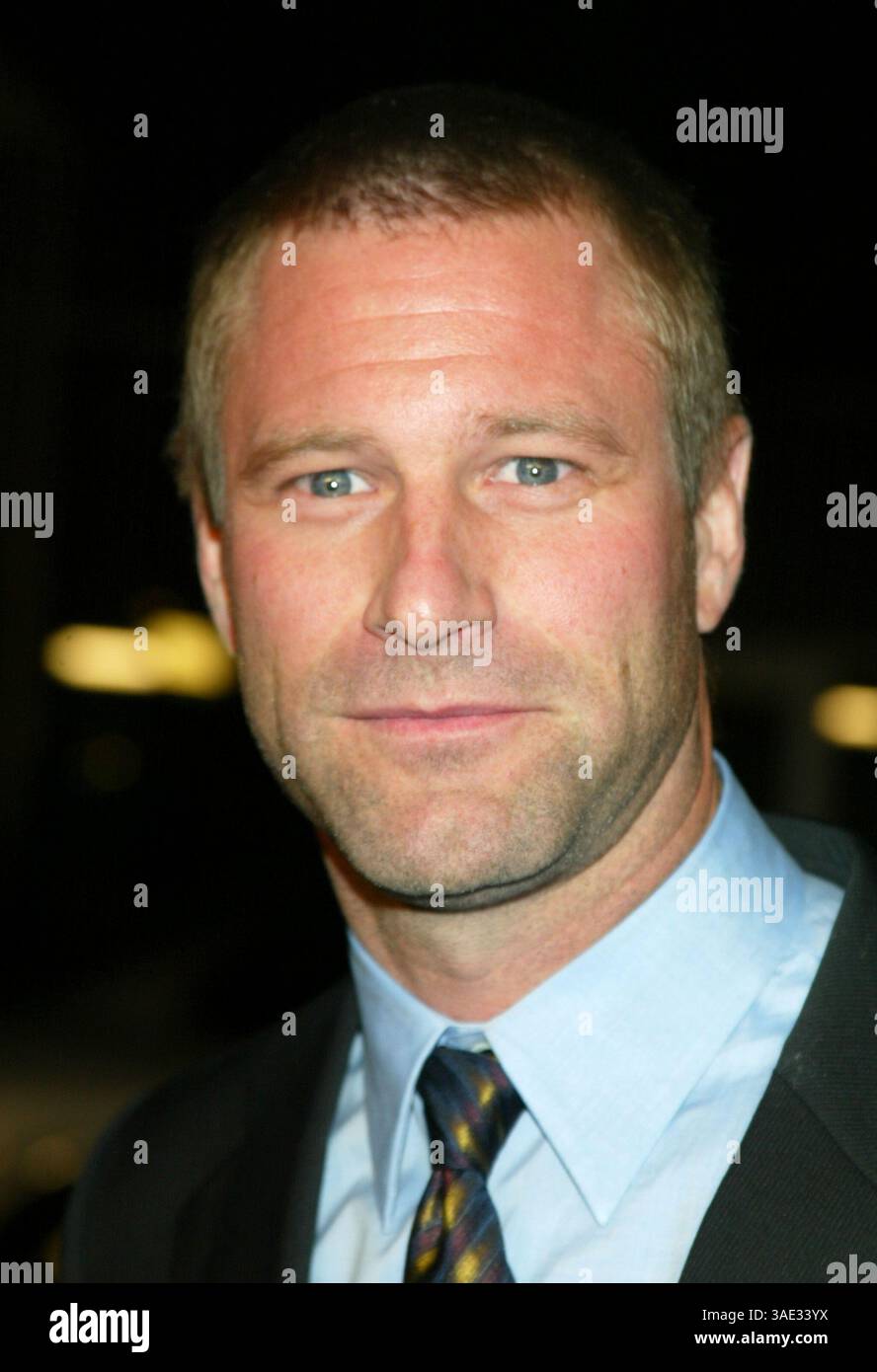 Dezember 2003; Hollywood, Kalifornien, USA; Schauspieler AARON ECKHART bei der "Paycheck"-Weltpremiere im Mann Chinese Theater. (Bild: Lisa O'Connor/ZUMAPRESS.com) Stockfoto