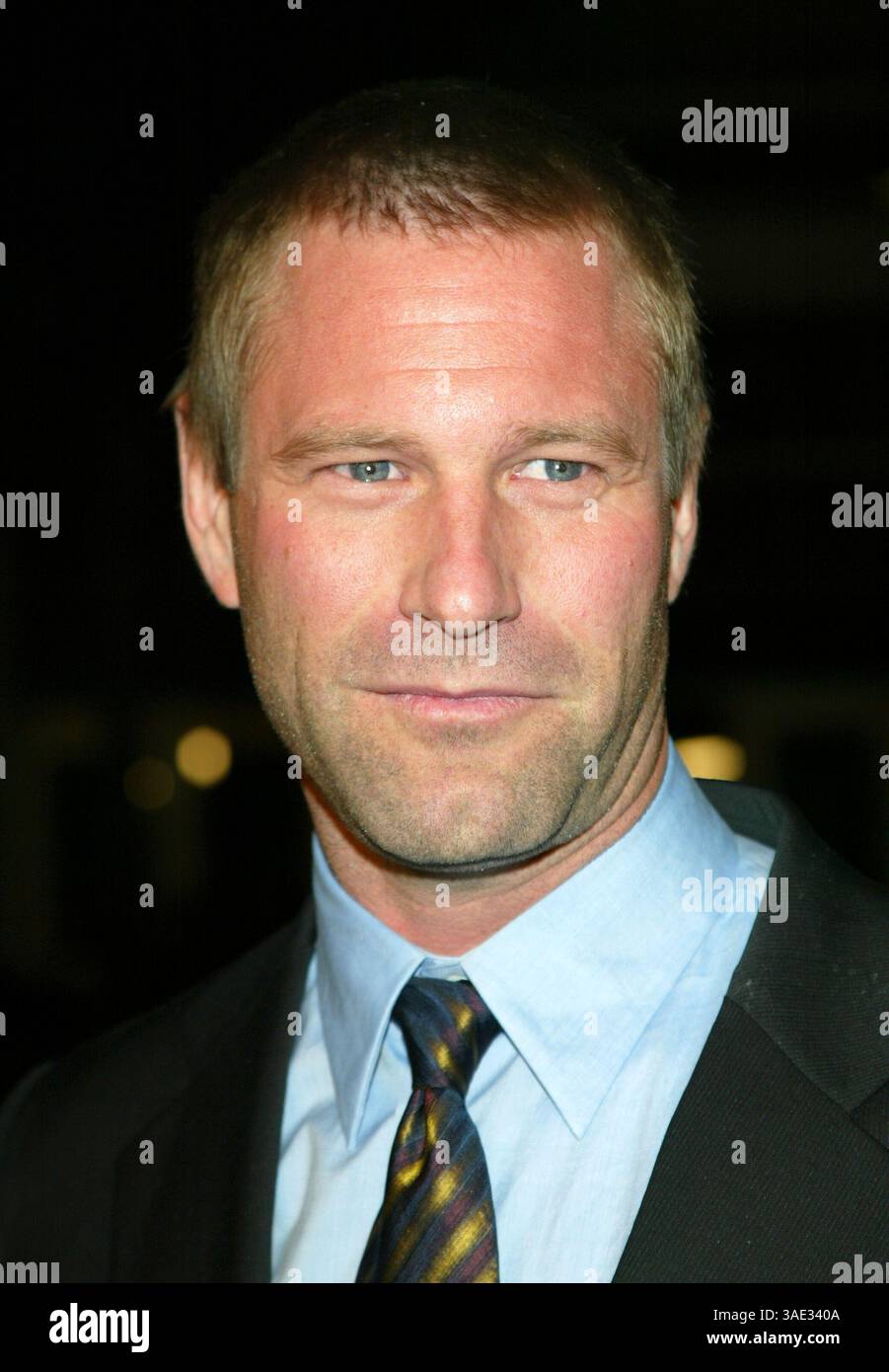 Dezember 2003; Hollywood, Kalifornien, USA; Schauspieler AARON ECKHART bei der "Paycheck"-Weltpremiere im Mann Chinese Theater. (Bild: Lisa O'Connor/ZUMAPRESS.com) Stockfoto