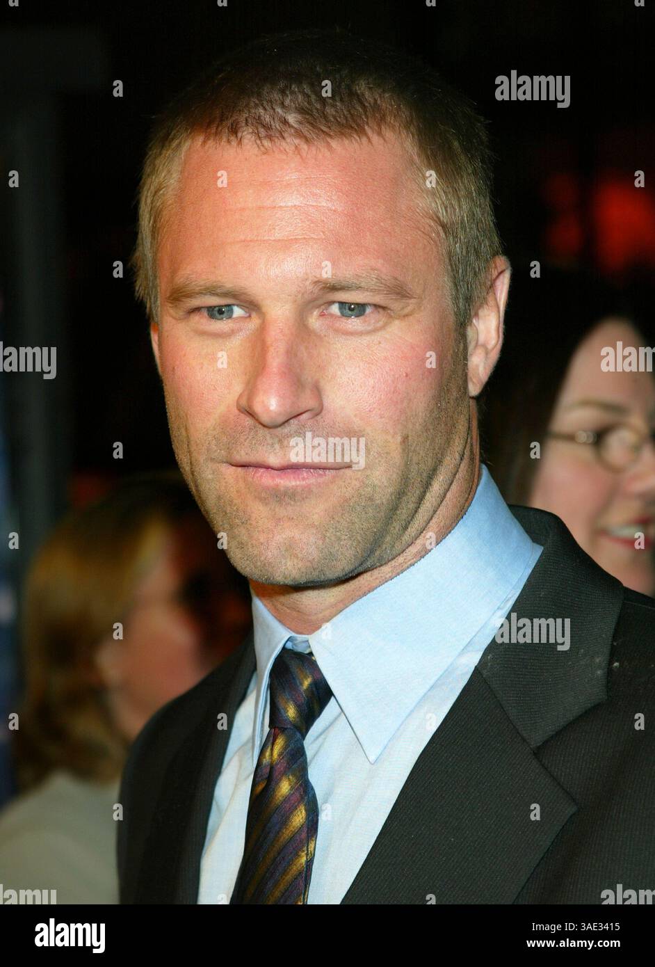 Dezember 2003; Hollywood, Kalifornien, USA; Schauspieler AARON ECKHART bei der "Paycheck"-Weltpremiere im Mann Chinese Theater. (Bild: Lisa O'Connor/ZUMAPRESS.com) Stockfoto