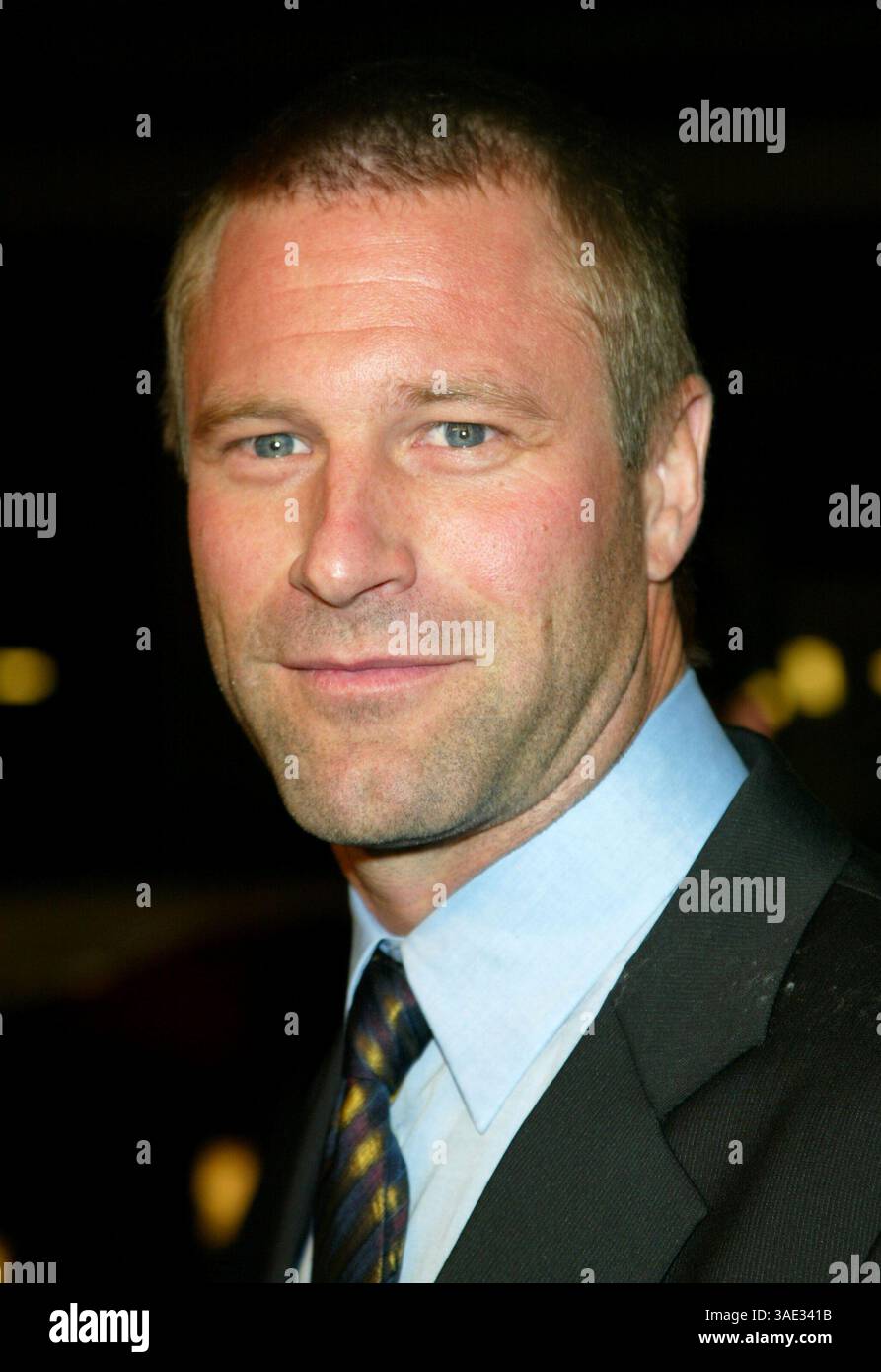 Dezember 2003; Hollywood, Kalifornien, USA; Schauspieler AARON ECKHART bei der "Paycheck"-Weltpremiere im Mann Chinese Theater. (Bild: Lisa O'Connor/ZUMAPRESS.com) Stockfoto