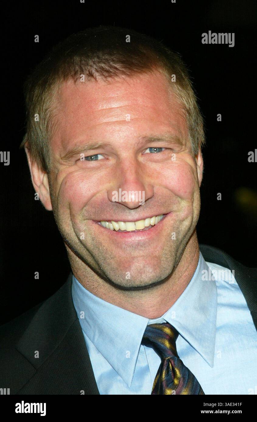 Dezember 2003; Hollywood, Kalifornien, USA; Schauspieler AARON ECKHART bei der "Paycheck"-Weltpremiere im Mann Chinese Theater. (Bild: Lisa O'Connor/ZUMAPRESS.com) Stockfoto