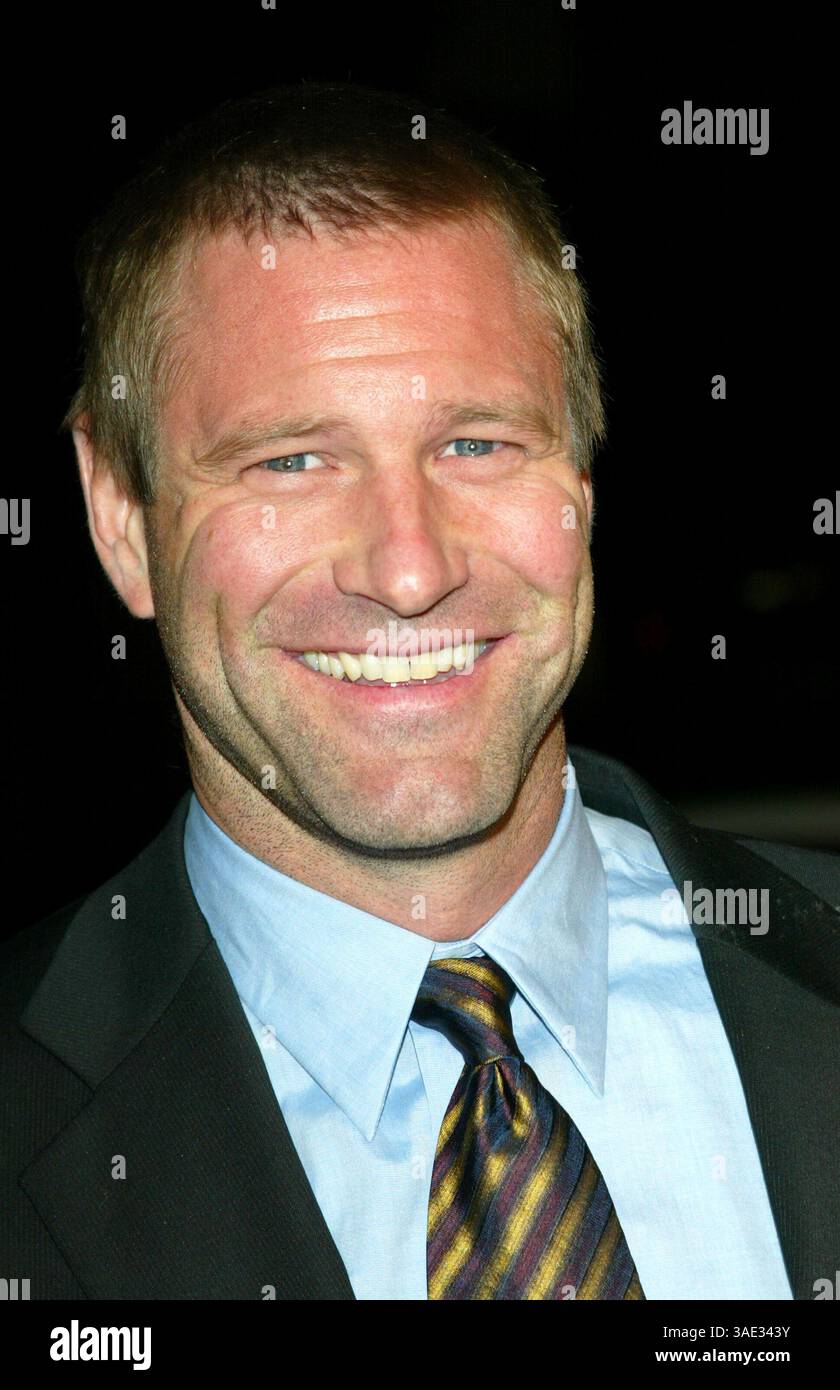 Dezember 2003; Hollywood, Kalifornien, USA; Schauspieler AARON ECKHART bei der "Paycheck"-Weltpremiere im Mann Chinese Theater. (Bild: Lisa O'Connor/ZUMAPRESS.com) Stockfoto