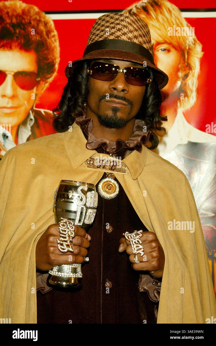 Februar 2004; Westwood, Kalifornien, USA; Schauspieler/Rapper SCHNÜFFELN DOGG bei der „Starsky & Hutch“-Weltpremiere im Mann Village Theatre. (Bild: Lisa O'Connor/ZUMAPRESS.com) Stockfoto
