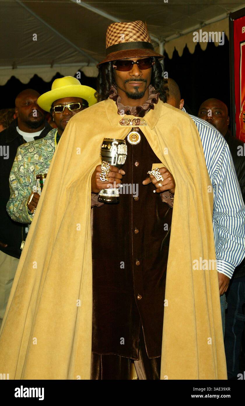 Februar 2004; Westwood, Kalifornien, USA; Schauspieler/Rapper SCHNÜFFELN DOGG bei der „Starsky & Hutch“-Weltpremiere im Mann Village Theatre. (Bild: Lisa O'Connor/ZUMAPRESS.com) Stockfoto