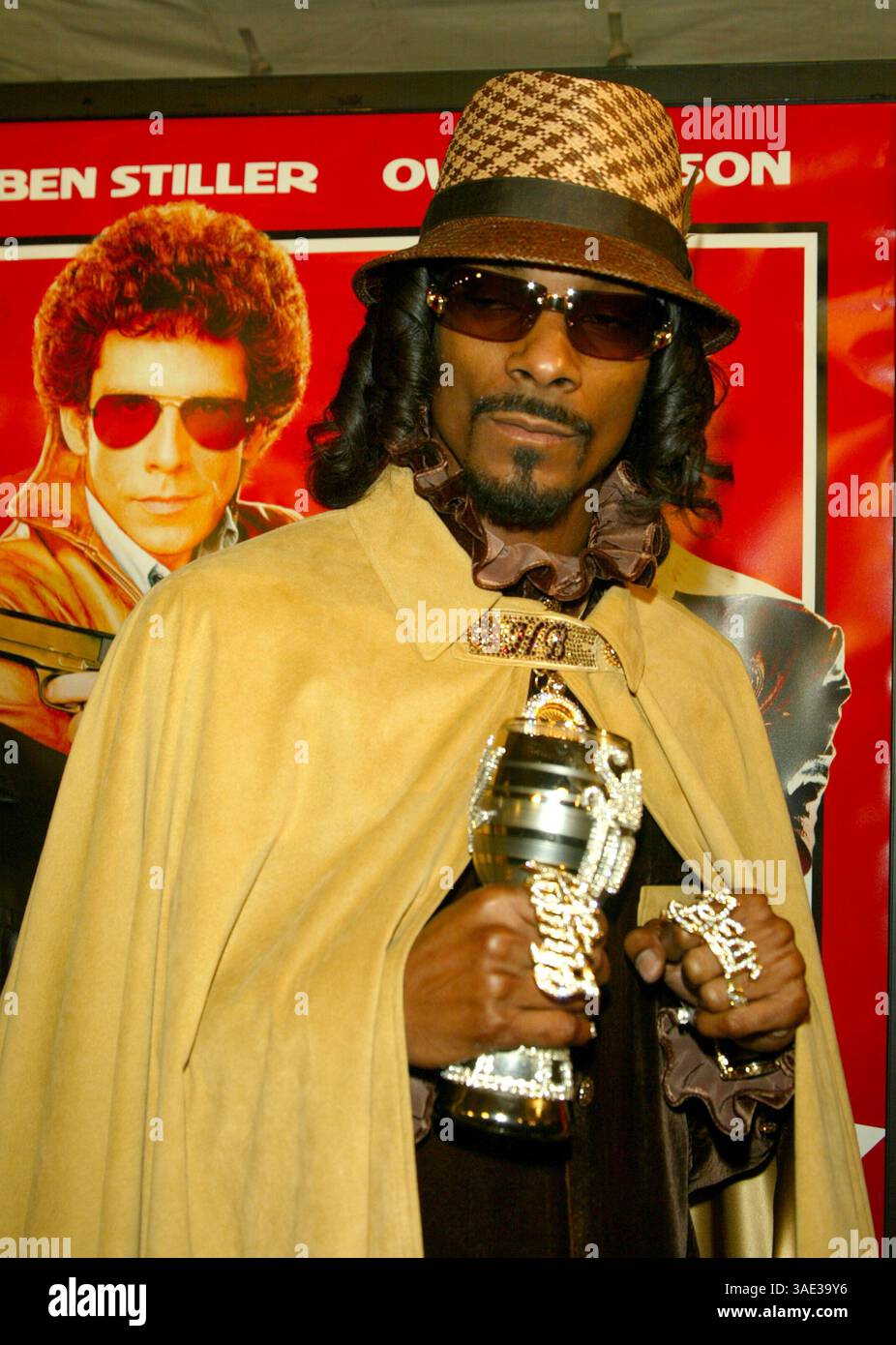 Februar 2004; Westwood, Kalifornien, USA; Schauspieler/Rapper SCHNÜFFELN DOGG bei der „Starsky & Hutch“-Weltpremiere im Mann Village Theatre. (Bild: Lisa O'Connor/ZUMAPRESS.com) Stockfoto