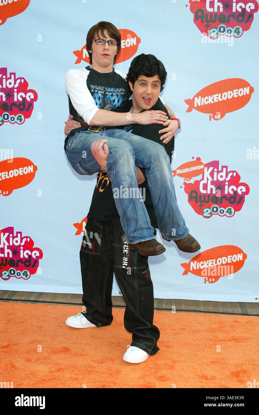 April 2004; Westwood, Kalifornien, USA; Schauspieler DRAKE BELL und JOSH PECK bei den 17. jährlichen Nickelodeon Kid's Choice Awards im Pauley Pavillion der UCLA. (Bild: Lisa O'Connor/ZUMAPRESS.com) Stockfoto April 2004; Westwood, Kalifornien, USA; Schauspieler DRAKE BELL und JOSH PECK bei den 17. jährlichen Nickelodeon Kid's Choice Awards im Pauley Pavillion der UCLA. (Bild: Lisa O'Connor/ZUMAPRESS.com) Stockfoto