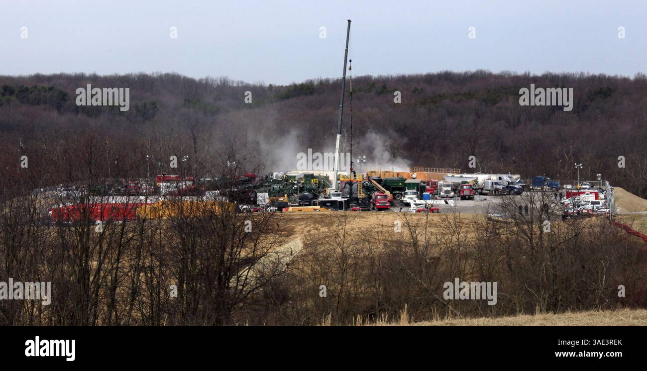 2. März 2012 - Toronto, OH, US - (120302) - OHIO, marzo 2, 2012 (Xinhua) - Maquinaria Opera en el Â¨Â¢rea del descubrimiento de enormes yacimientos de Gas Natural en la regiÂ¨Â®n de los Apalaches, al este de Ohio, Estados Unidos de AmÂ¨Â¦rica, el 2 de marzo de 2012. El descubrimiento de yacimientos de Gas Natural ha ampleado la perspectiva de nuevos empleos para los residentes de Ohio, por parte de empresas que desean profundizar en los procesos de extracciÂ¨Â®n y transporte de este recurso. Algunos residentes han aprovechado para arrendar cientos de hectÂ¨Â¢reas a las empresas interesadas, Stockfoto