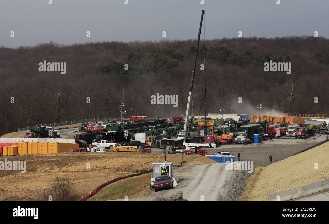 2. März 2012 - Toronto, OH, US - (120302) - OHIO, marzo 2, 2012 (Xinhua) - Maquinaria Opera en el Â¨Â¢rea del descubrimiento de enormes yacimientos de Gas Natural en la regiÂ¨Â®n de los Apalaches, al este de Ohio, Estados Unidos de AmÂ¨Â¦rica, el 2 de marzo de 2012. El descubrimiento de yacimientos de Gas Natural ha ampleado la perspectiva de nuevos empleos para los residentes de Ohio, por parte de empresas que desean profundizar en los procesos de extracciÂ¨Â®n y transporte de este recurso. Algunos residentes han aprovechado para arrendar cientos de hectÂ¨Â¢reas a las empresas interesadas, Stockfoto
