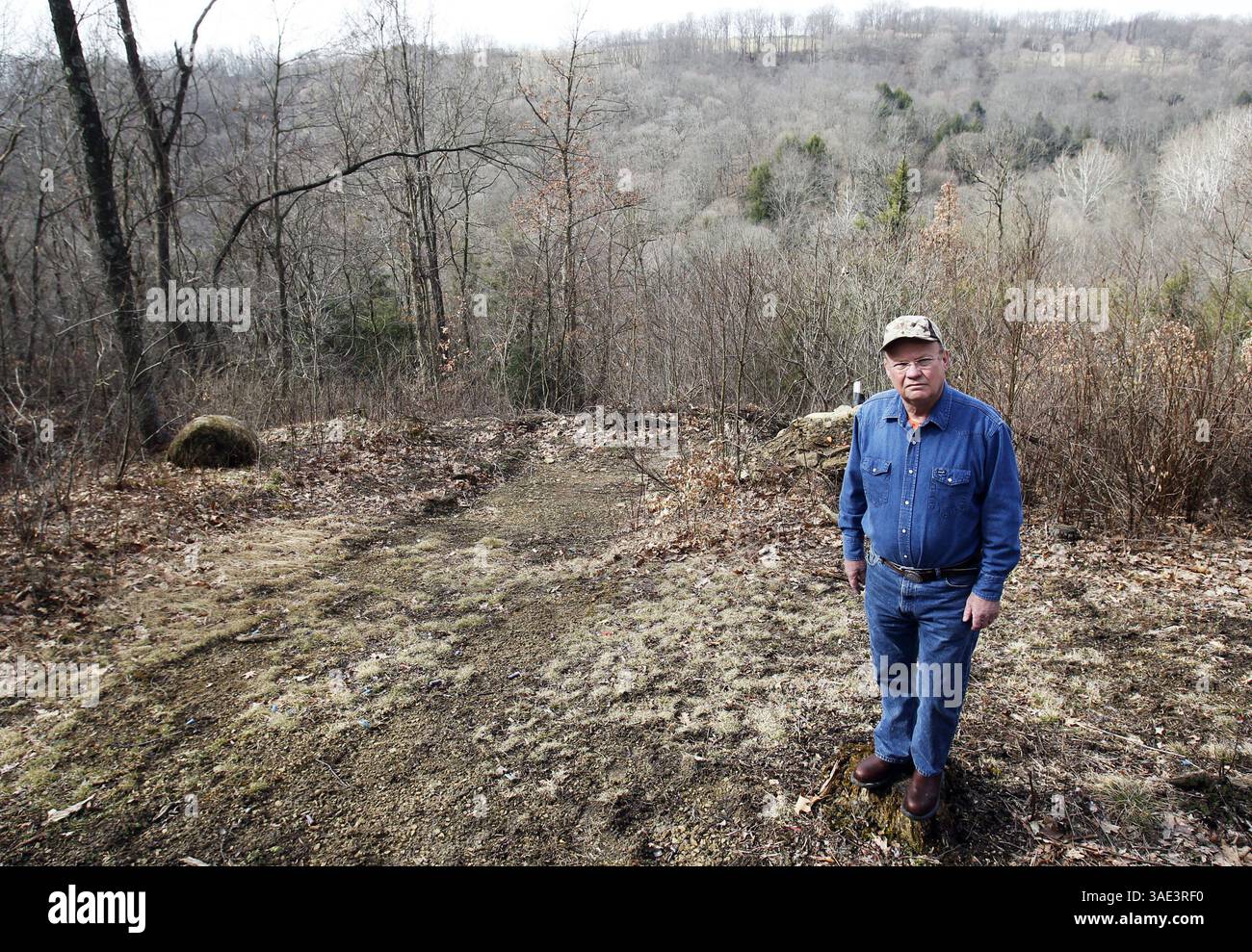 März 2012 - Toronto, OH, U. S - (120302) -- OHIO, marzo 2, 2012 (Xinhua) -- UN residente posa en el Â¨Â¢rea del descubrimiento de enormes yacimientos de Gas Natural en la regiÂ¨Â®n de los Apalaches, al este de Ohio, Estados Unidos de AmÂ¨Â¦rica, el 2 de marzo de 2012. El descubrimiento de yacimientos de Gas Natural ha ampleado la perspectiva de nuevos empleos para los residentes de Ohio, por parte de empresas que desean profundizar en los procesos de extracciÂ¨Â®n y transporte de este recurso. Algunos Residentes han aprovechado para arrendar cientos de hectÂ¨Â¢reas a las empresas interesada Stockfoto
