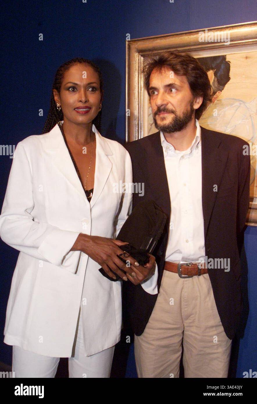 30. Mai 2001; Rom, Italien; NUR Verkauf in Nordamerika! Schauspieler und Produzent ZEUDI ARAYA & Ehemann nehmen an MICHELINE ROQUEBURNE's Kunstausstellung Teil. (Kreditbild: Remi Agency/ZUMAPRESS.com) Stockfoto