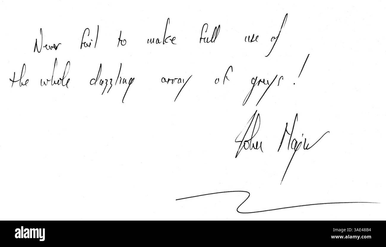 Dezember 2001; Madrid, SPANIEN; nur Verkauf in den USA! Schauspieler JOHN MAJOR legt seine Gedanken über „blendende Grautöne“ für die fotografische Exposition des Fotografen ALISTAIR MORRISON „REFLECT“ auf Papier. Erlöse kommen bedürftigen Kindern zugute. (Kreditbild: Remi Agency/ZUMAPRESS.com) Stockfoto