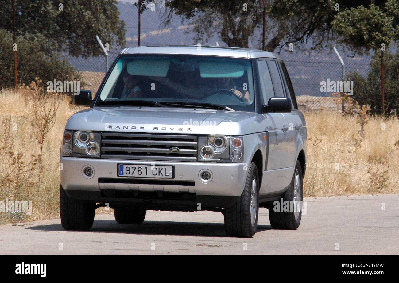 16. August 2003; Madrid, SPANIEN; New Madrid Fußballstar DAVID BECKHAM mit Frau VICTORIA und seinen Kindern verbrachte Samstagmorgen in einem Safari Park in der Nähe von Madrid, wo Tiere frei herumlaufen. Der schützende Familienvater schützte seine Lieben vor eifrigen Kameraobjektiven, aber trotzdem wurden ein paar Schnappschüsse gemacht. (Kreditbild: Remi Agency/ZUMAPRESS.com) Stockfoto