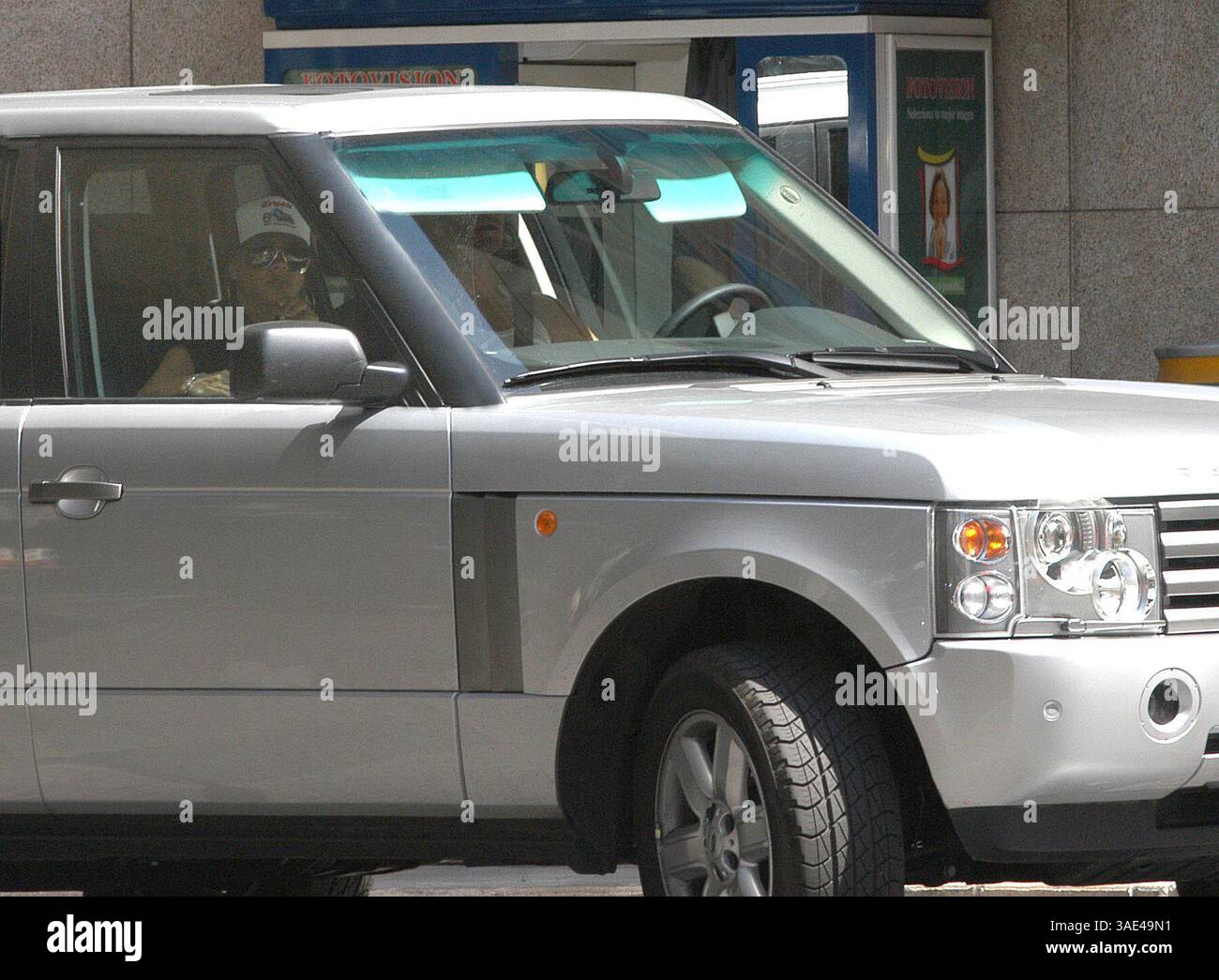 16. August 2003; Madrid, SPANIEN; New Madrid Fußballstar DAVID BECKHAM mit Frau VICTORIA und seinen Kindern verbrachte Samstagmorgen in einem Safari Park in der Nähe von Madrid, wo Tiere frei herumlaufen. Der schützende Familienvater schützte seine Lieben vor eifrigen Kameraobjektiven, aber trotzdem wurden ein paar Schnappschüsse gemacht. (Kreditbild: Remi Agency/ZUMAPRESS.com) Stockfoto