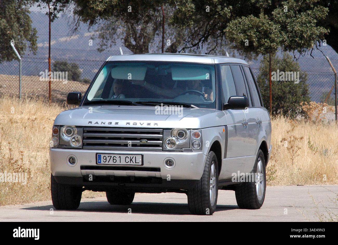 16. August 2003; Madrid, SPANIEN; New Madrid Fußballstar DAVID BECKHAM mit Frau VICTORIA und seinen Kindern verbrachte Samstagmorgen in einem Safari Park in der Nähe von Madrid, wo Tiere frei herumlaufen. Der schützende Familienvater schützte seine Lieben vor eifrigen Kameraobjektiven, aber trotzdem wurden ein paar Schnappschüsse gemacht. (Kreditbild: Remi Agency/ZUMAPRESS.com) Stockfoto