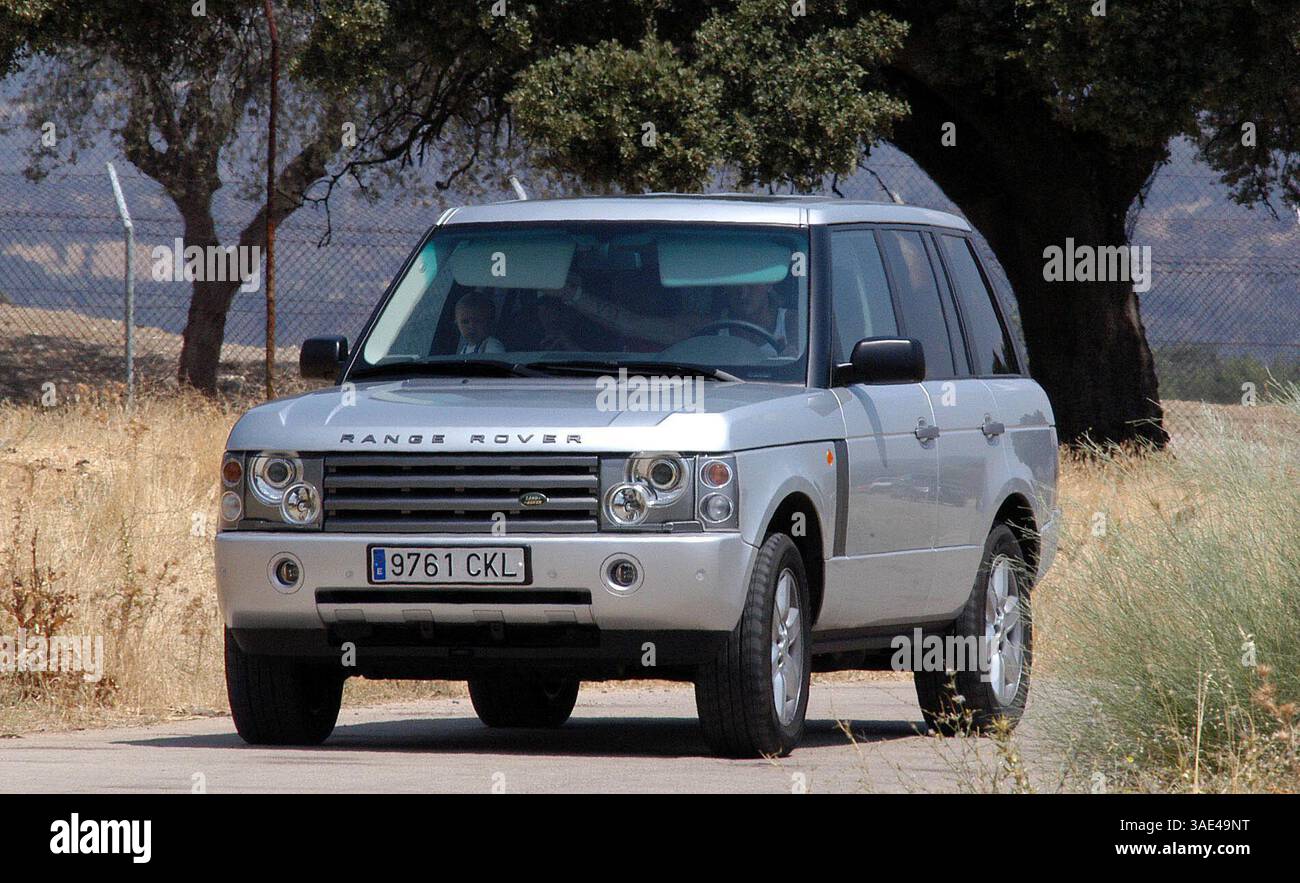 16. August 2003; Madrid, SPANIEN; New Madrid Fußballstar DAVID BECKHAM mit Frau VICTORIA und seinen Kindern verbrachte Samstagmorgen in einem Safari Park in der Nähe von Madrid, wo Tiere frei herumlaufen. Der schützende Familienvater schützte seine Lieben vor eifrigen Kameraobjektiven, aber trotzdem wurden ein paar Schnappschüsse gemacht. (Kreditbild: Remi Agency/ZUMAPRESS.com) Stockfoto
