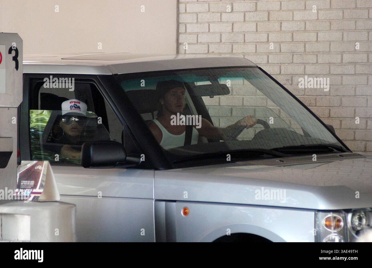 16. August 2003; Madrid, SPANIEN; New Madrid Fußballstar DAVID BECKHAM mit Frau VICTORIA und seinen Kindern verbrachte Samstagmorgen in einem Safari Park in der Nähe von Madrid, wo Tiere frei herumlaufen. Der schützende Familienvater schützte seine Lieben vor eifrigen Kameraobjektiven, aber trotzdem wurden ein paar Schnappschüsse gemacht. (Kreditbild: Remi Agency/ZUMAPRESS.com) Stockfoto