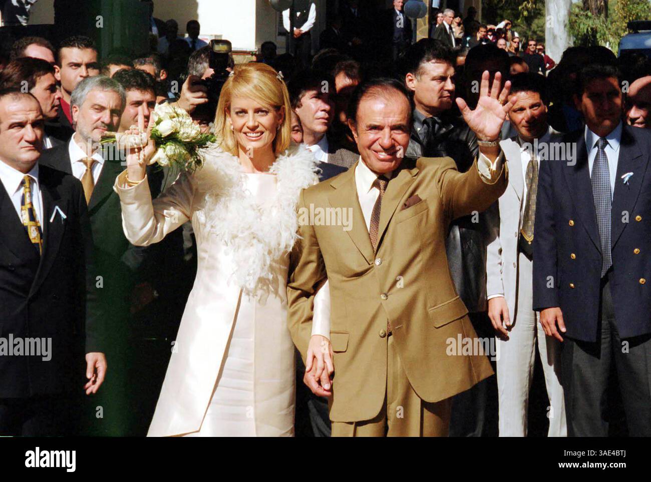 November 2003; Madrid, Spanien; FILEPHOTO: 26. Mai, 2001. der ehemalige argentinische Präsident CARLOS MENEM und seine Frau Fernsehmoderatorin und die ehemalige Miss Universe CECILIA BOLOCCO haben ihr erstes Baby, einen Jungen namens Maximo, die gesund und ruhend sind. Foto zeigt standesamtliche Hochzeitsfeier von Menem und Bolocco. . (Kreditbild: Remi Agency/ZUMAPRESS.com) Stockfoto