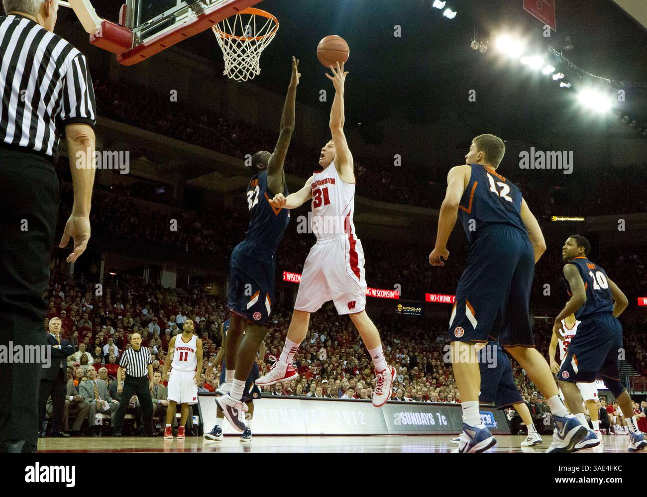 2012: Mike Bruesewitz von den Wisconsin Badgers schießt einen Hakenschuss über Nnanna Egwu von den Illinois Fighting Illini während eines NCAA-Basketballspiels im Kohl Center, Madison, Wisconsin. (Bild: © Damen Jackson/Cal Sport Media/ZUMAPRESS.com) Stockfoto