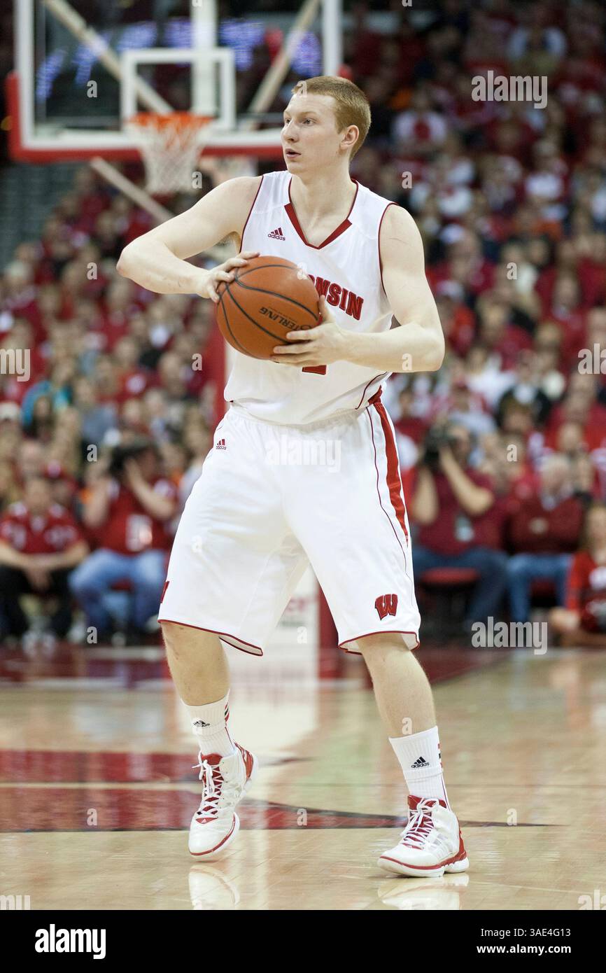4. März 2012: Mike Bruesewitz, Stürmer der Wisconsin Badgers, wurde hier während eines NCAA-Basketballspiels gegen die Illinois Fighting Illini im Kohl Center, Madison, Wisconsin, gesehen. (Bild: © Damen Jackson/Cal Sport Media/ZUMAPRESS.com) Stockfoto