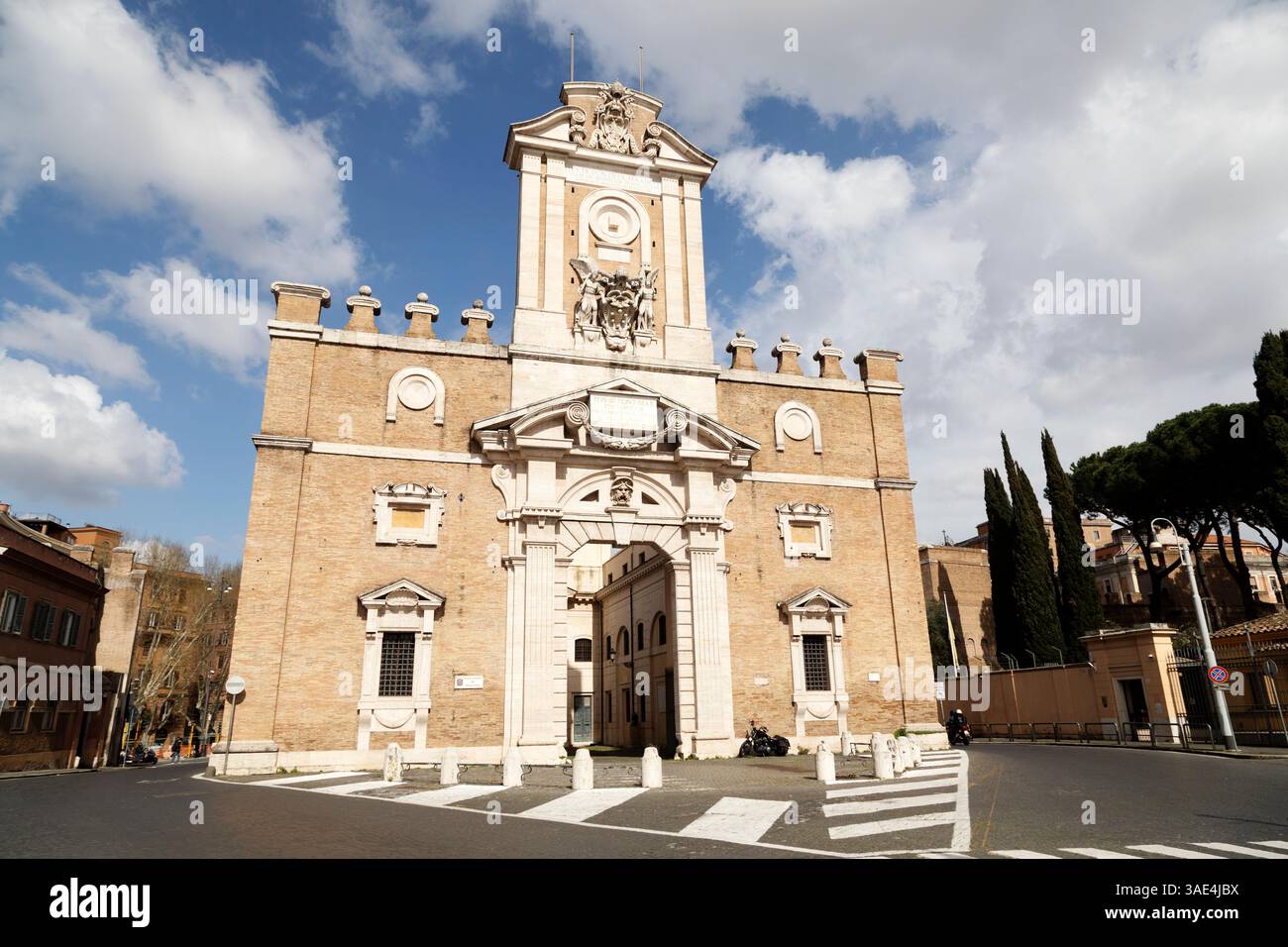 Die Porta Pia in Rom, Italien. Als Teil der Aurelianischen Mauern Roms wurde das Tor von Michelangelo entworfen und zwischen 1561 und 1565 errichtet. Stockfoto