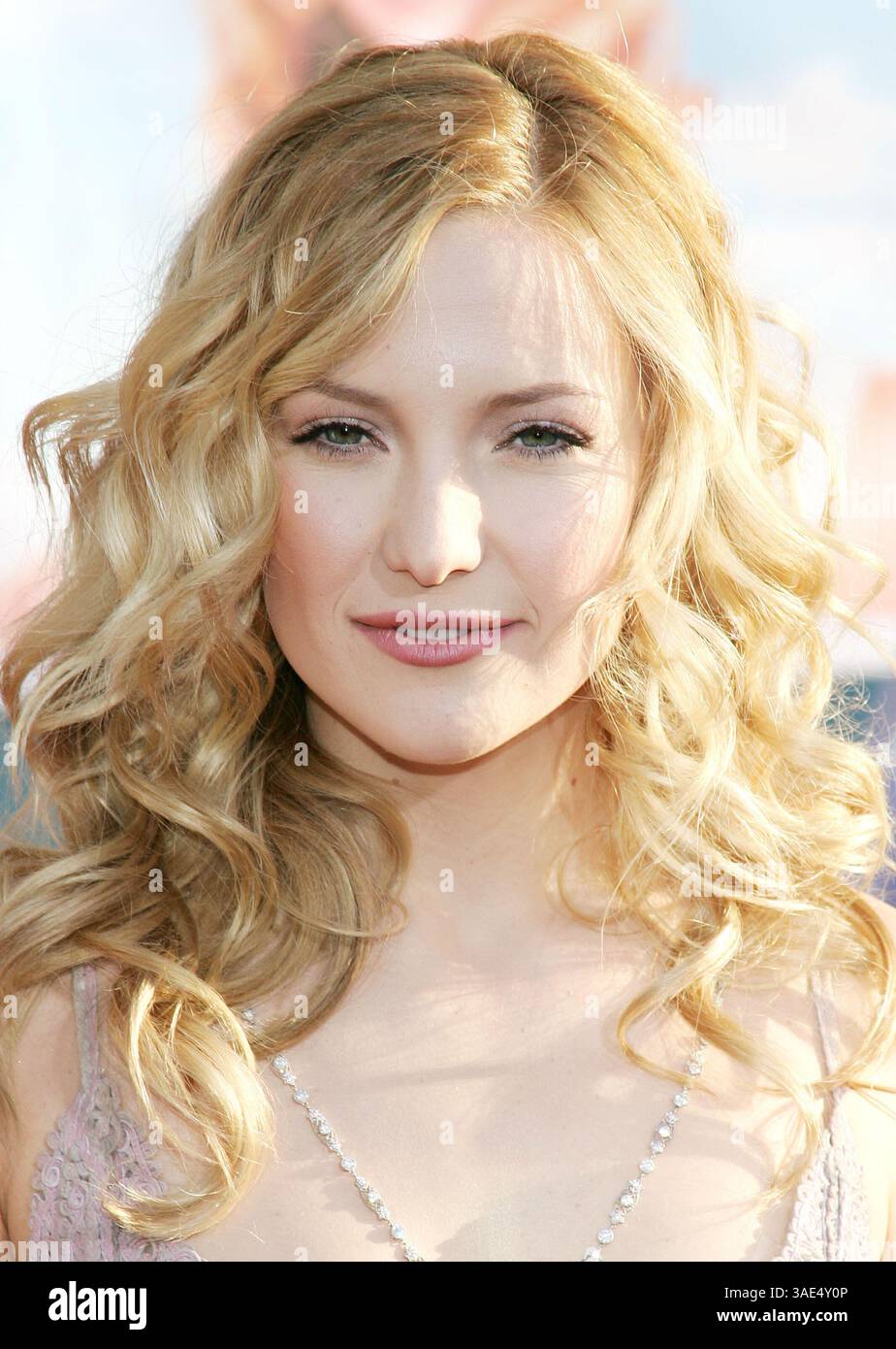Mai 2004; Hollywood, CA, USA; Schauspielerin KATE HUDSON bei der Premiere von „Raising Helen“ im El Capitan Theatre. (Bild: Rena Durham/ZUMAPRESS.com) Stockfoto
