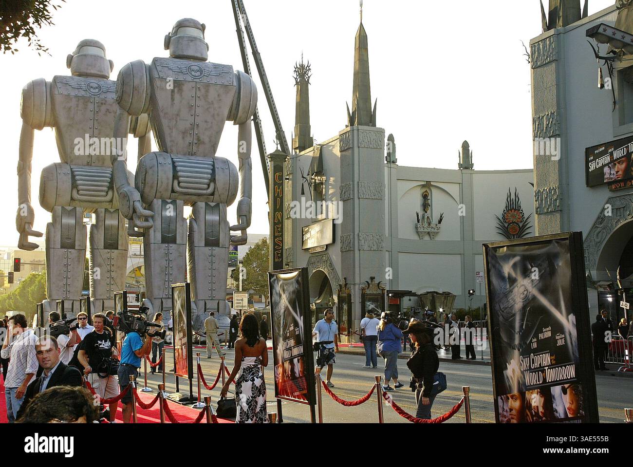 September 2004; Hollywood, CA, USA; Atmosphäre bei der Weltpremiere von „Sky Capitan and the World of Tomorrow“ im Grauman's Chinese Theatre. (Bild: Rena Durham/ZUMAPRESS.com) Stockfoto