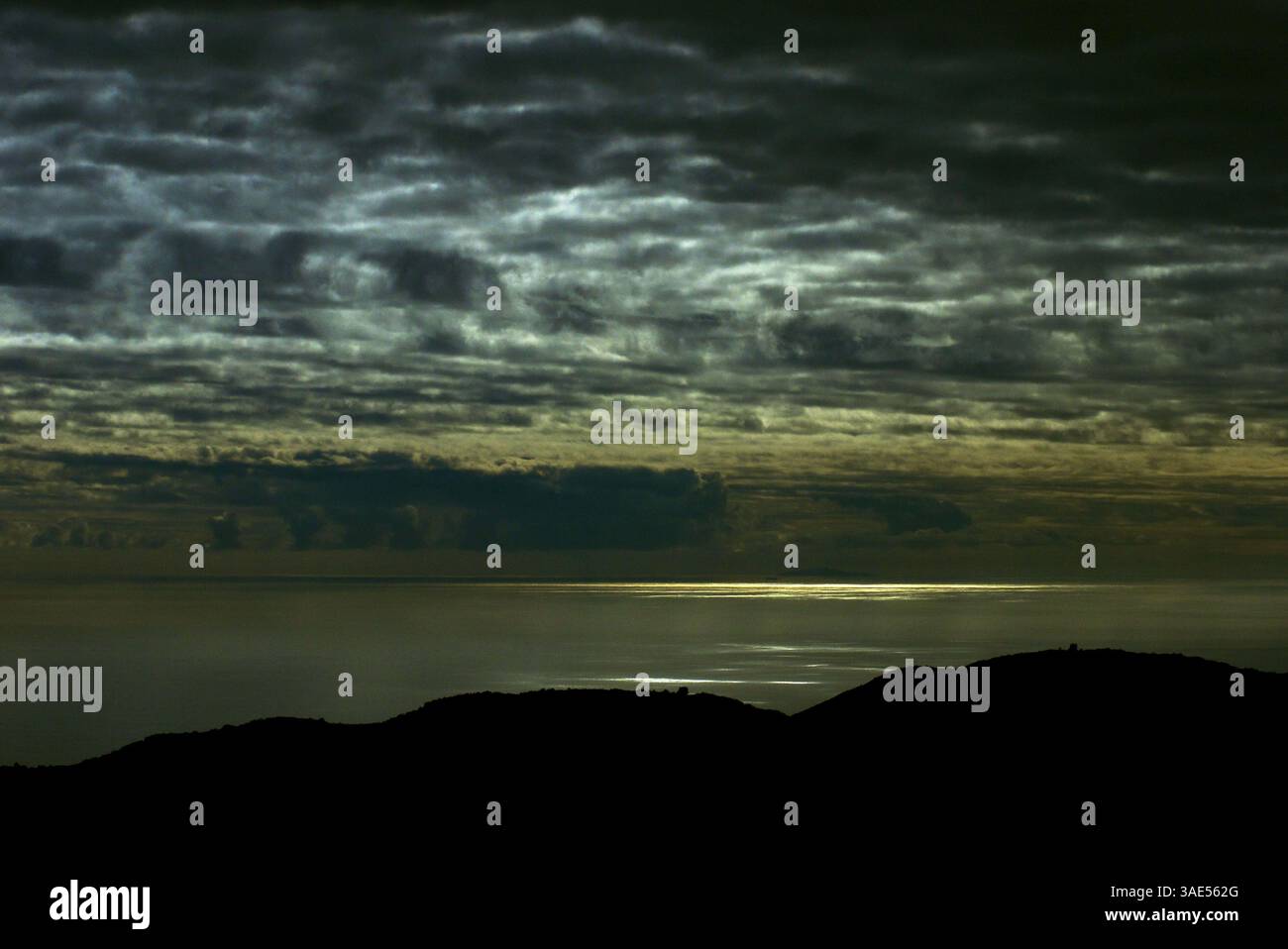 November 2011 - Kalifornien, USA - bewölkter Strand Sonnenuntergang auf dem Pazifik mit Blick auf einen felsigen Punkt an Thanksgiving in Südkalifornien. (Bild: © Pierre Martin/ZUMAPRESS.com) Stockfoto