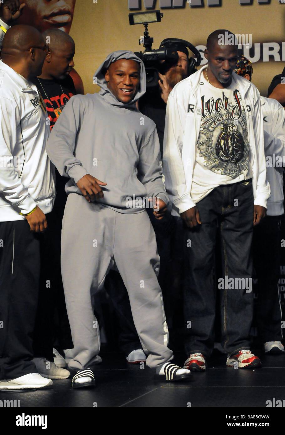 18. September 2009 – Las Vegas, Nevada, USA - Floyd Mayweather Jr, sechsfacher Weltmeister in fünf Gewichtsklassen, macht sich bereit, ein letztes Mal auf die Waage zu treten, bevor er am Samstag in der MGM Grand Garden Arena gegen Juan Manuel Marquez in den Ring tritt. Roger Mayweather, Floyds Onkel und Trainer, ist rechts (Bild: David Becker/ZUMAPRESS.com) Stockfoto