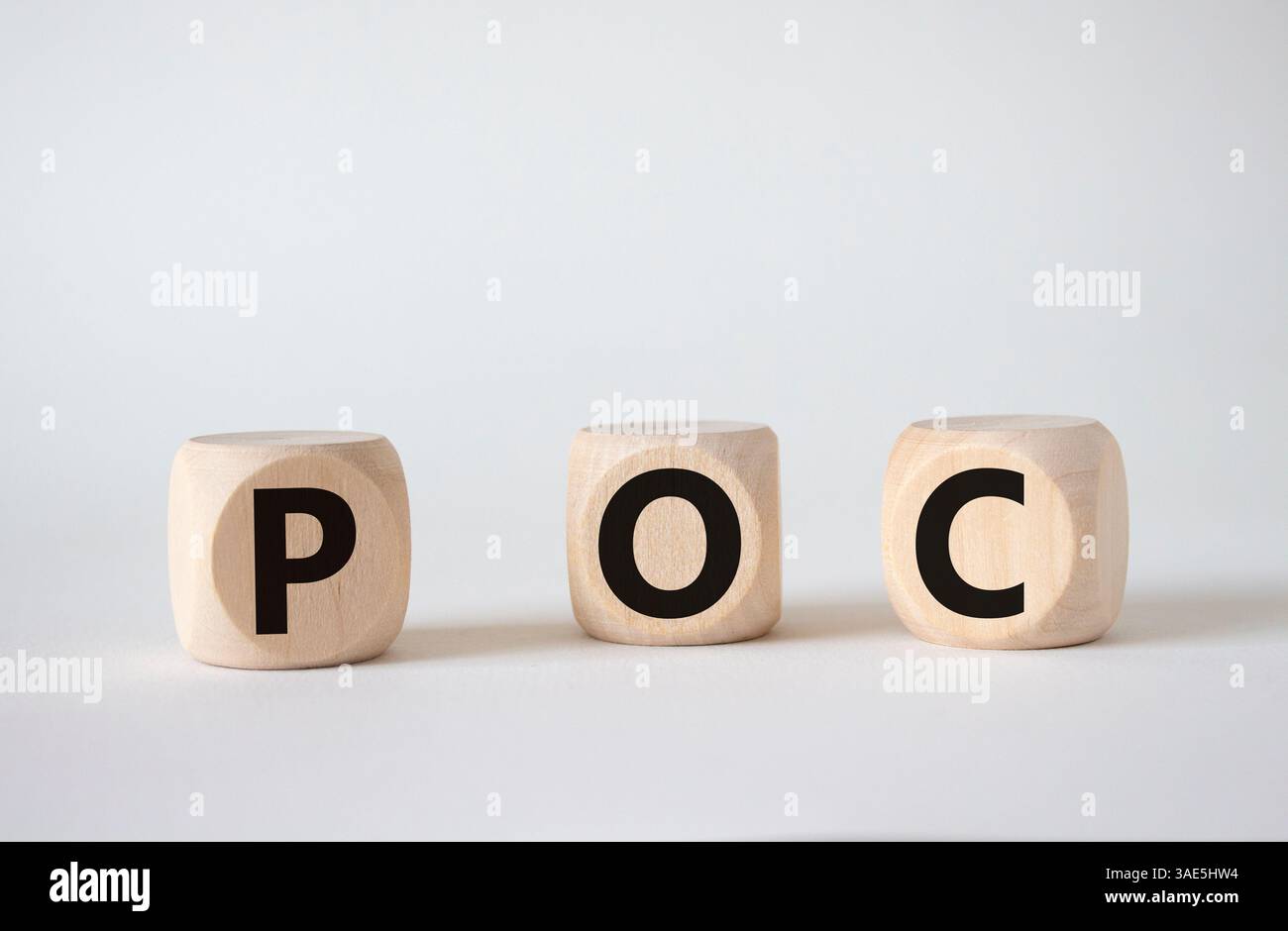 POC - Proof of Concept-Symbol. Holzwürfel mit den Worten POC. Schöner weißer Hintergrund. Business- und POC-Konzept. Kopierbereich. Stockfoto