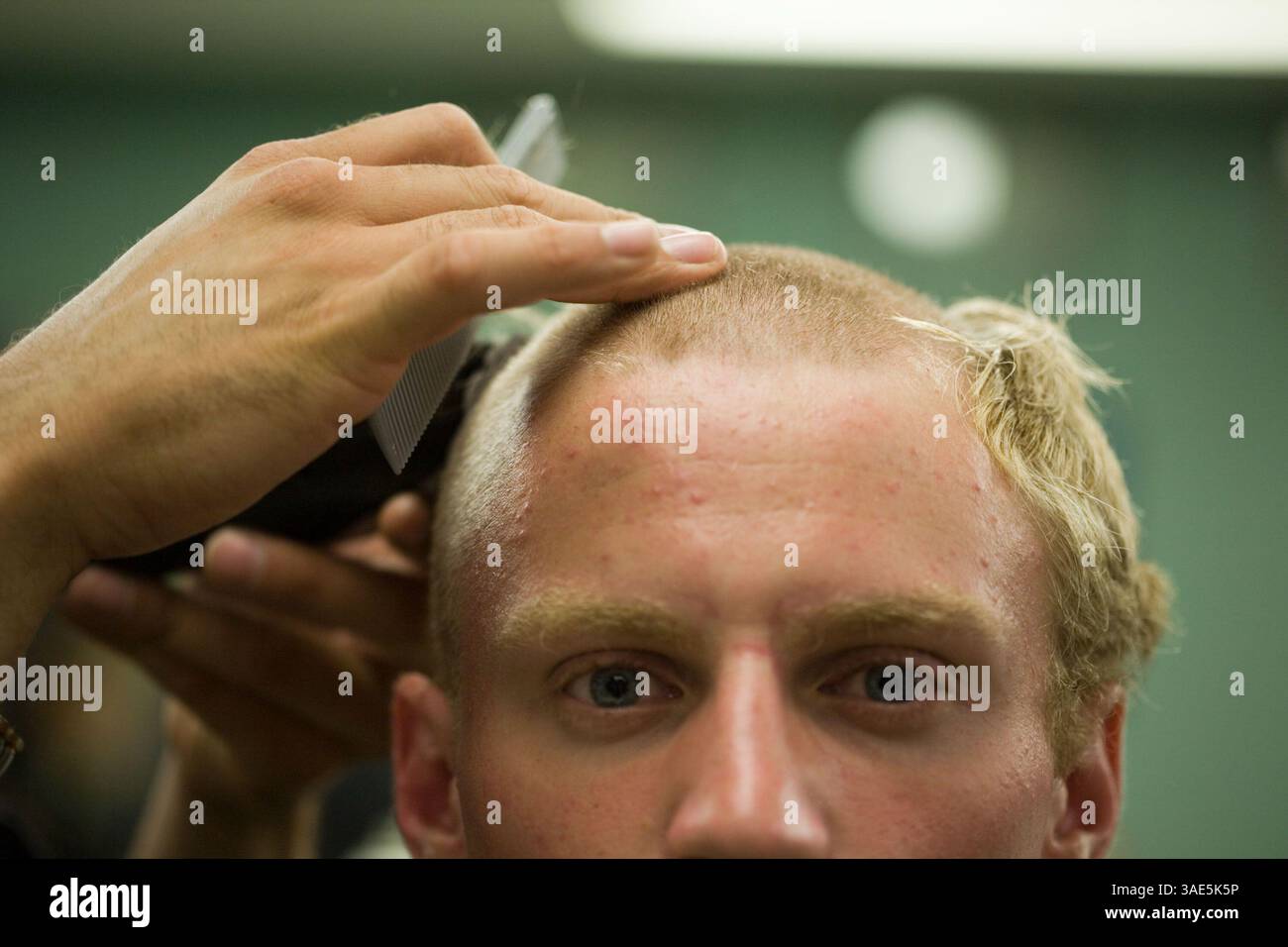 Juli 2006; West Point, NY, USA; DATEIFOTO: 26. Juni 2006; weibliche neue Kadetten müssen sich am R-Day nicht mehr die Haare schneiden lassen. Einige Frauen kommen immer noch mit kurzen Haaren an, aber die meisten haben lange Haare, die sie in einem Brötchen auftragen. Die Männer müssen sich aber noch kurz den Kopf rasieren lassen. Am R-Day versuchen die Friseure durchschnittlich 30 Haarschnitte pro Stunde. Ein Blade, das normalerweise Monate im akademischen Jahr dauert, dauert nur Stunden am R-Day. Das Jahr 2006 markiert 30 Jahre Frauen in West Point, der United States Military Academy (USMA) und allen Militärakademien. Im Jahr 1975 unterzeichnete Präsident Ford das Gesetz All Stockfoto