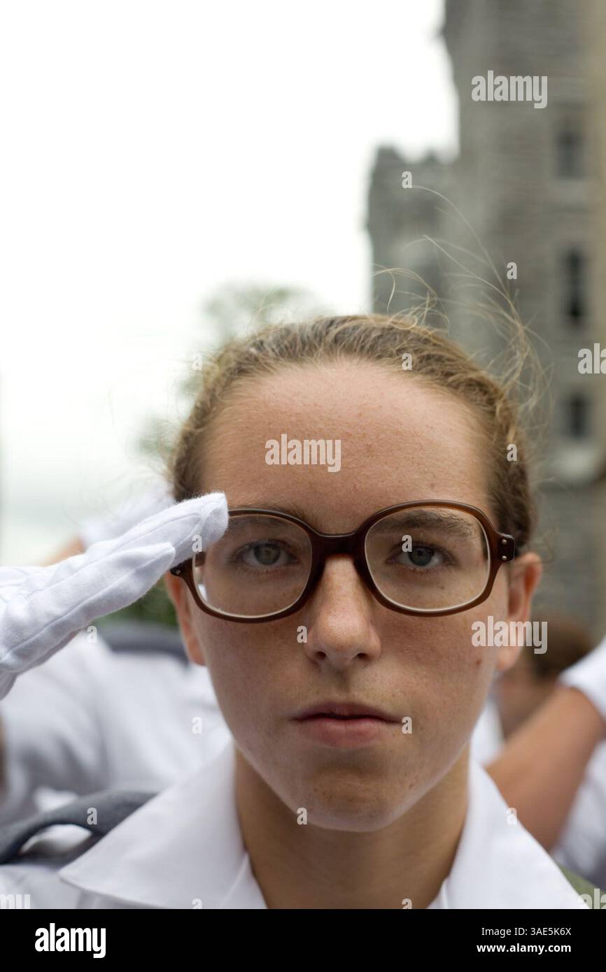 Juli 2006; West Point, NY, USA; DATEIFOTO: 26. Juni 2006; die neue Kadett Laura Beth Kiernan übt, wie man mit ihrer Firma in Central Area grüßt, bevor sie zum Trophy Point marschiert, um die Eid-Zeremonie der Eltern am späten Nachmittag am R-Day in West Point zu feiern. Das Jahr 2006 markiert 30 Jahre Frauen in West Point, der United States Military Academy (USMA) und allen Militärakademien. 1975 unterzeichnete Präsident Ford ein Gesetz, das Frauen erlaubte, sich an den Akademien zu bewerben, und die ersten Klassen von Frauen traten 1976 ein und graduierten 1980. Die USMA hat auch ausländische Kadetten, die die Schule besuchen Stockfoto
