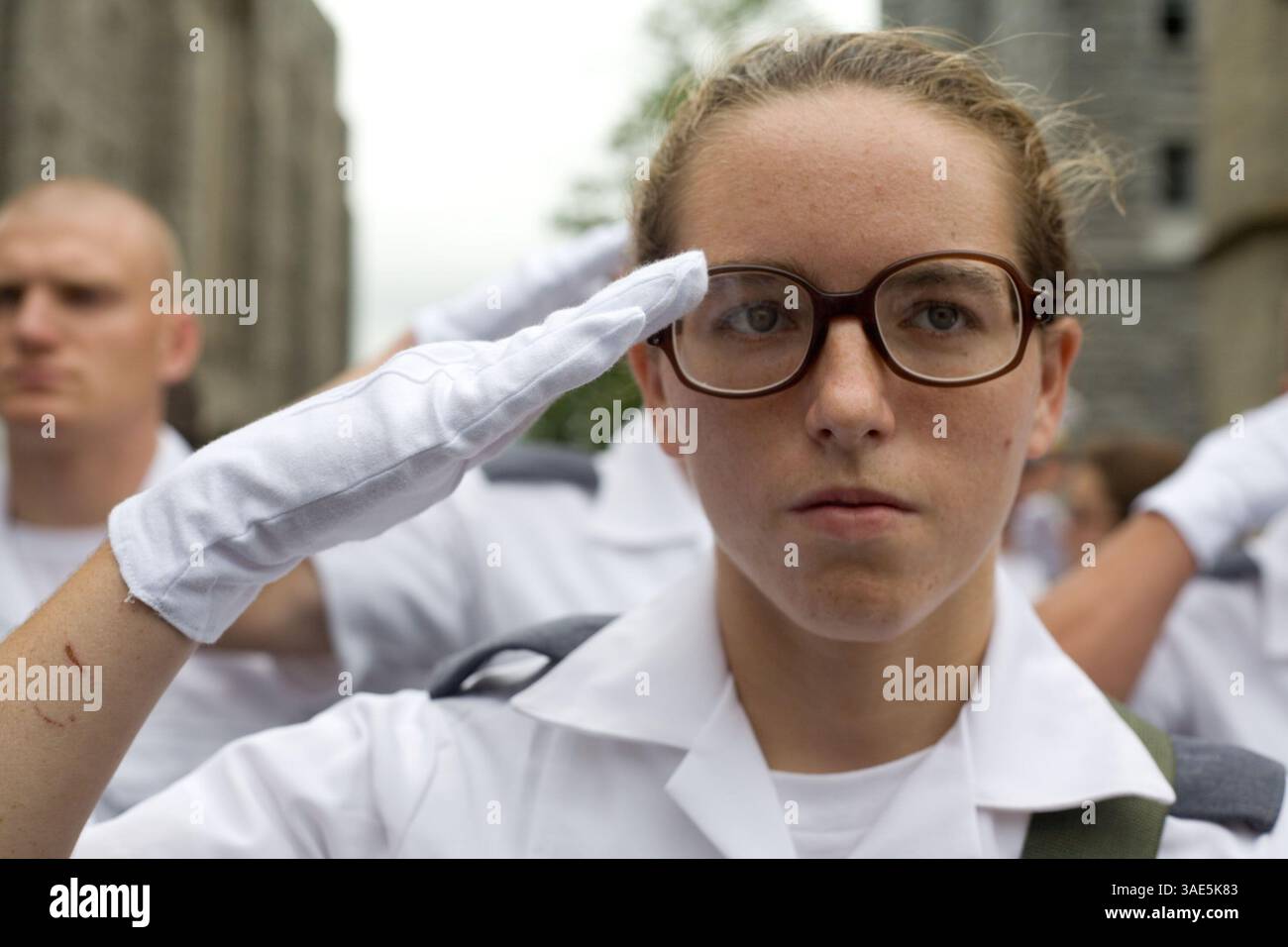 Juli 2006; West Point, NY, USA; DATEIFOTO: 26. Juni 2006; die neue Kadett Laura Beth Kiernan übt, wie man mit ihrer Firma in Central Area grüßt, bevor sie zum Trophy Point marschiert, um die Eid-Zeremonie der Eltern am späten Nachmittag am R-Day in West Point zu feiern. Das Jahr 2006 markiert 30 Jahre Frauen in West Point, der United States Military Academy (USMA) und allen Militärakademien. 1975 unterzeichnete Präsident Ford ein Gesetz, das Frauen erlaubte, sich an den Akademien zu bewerben, und die ersten Klassen von Frauen traten 1976 ein und graduierten 1980. Die USMA hat auch ausländische Kadetten, die die Schule besuchen Stockfoto