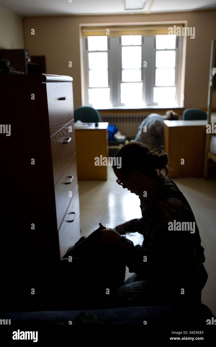 Juli 2006; West Point, NY, USA; DATEIFOTO: 30. Juni 2006; am 5. Tag des Kadetten-Grundtrainings hilft New Kadett Kiernan einer ihrer Mitbewohner, nach einer Ausrüstung zu suchen, die sie für ihren straßenmarsch am folgenden Tag benötigen. Das Jahr 2006 markiert 30 Jahre Frauen in West Point, der United States Military Academy (USMA) und allen Militärakademien. 1975 unterzeichnete Präsident Ford ein Gesetz, das Frauen erlaubte, sich an den Akademien zu bewerben, und die ersten Klassen von Frauen traten 1976 ein und graduierten 1980. USMA hat auch ausländische Kadetten, die die Schule besuchen, und dieses Jahr in der Klasse von 2010 ist die Stockfoto