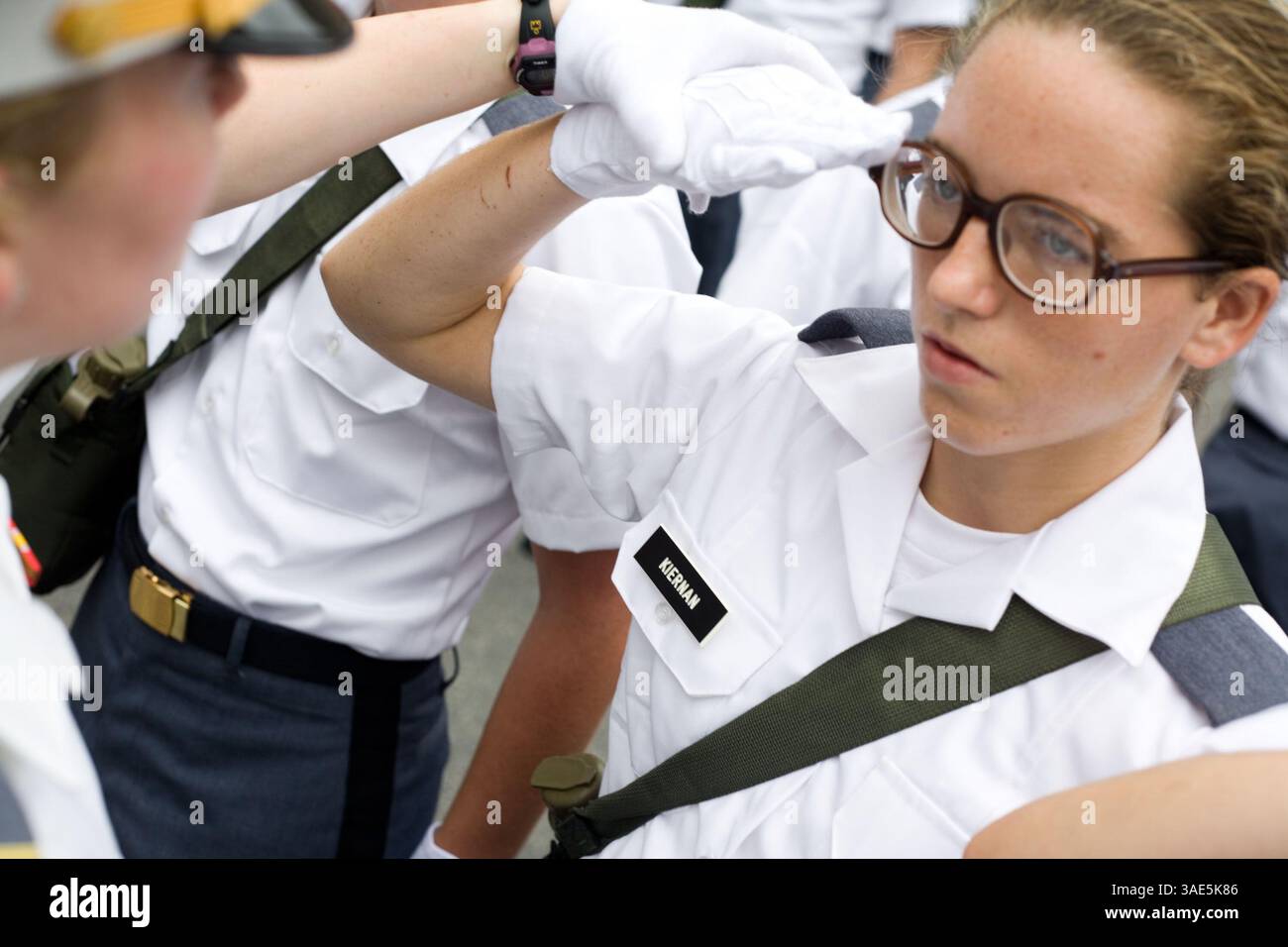 Juli 2006; West Point, NY, USA; DATEIFOTO: 26. Juni 2006; die neue Kadette Laura Beth Kiernan bekommt Hilfe von ihrem Truppenführer bei ihrem Gruß in Central Area, bevor sie nach Trophy Point marschiert, um die Eid-Zeremonie der Eltern am späten Nachmittag am R-Day in West Point zu feiern. Das Jahr 2006 markiert 30 Jahre Frauen in West Point, der United States Military Academy (USMA) und allen Militärakademien. 1975 unterzeichnete Präsident Ford ein Gesetz, das Frauen erlaubte, sich an den Akademien zu bewerben, und die ersten Klassen von Frauen traten 1976 ein und graduierten 1980. Die USMA hat auch ausländische Kadetten, die an der Scho teilnehmen Stockfoto