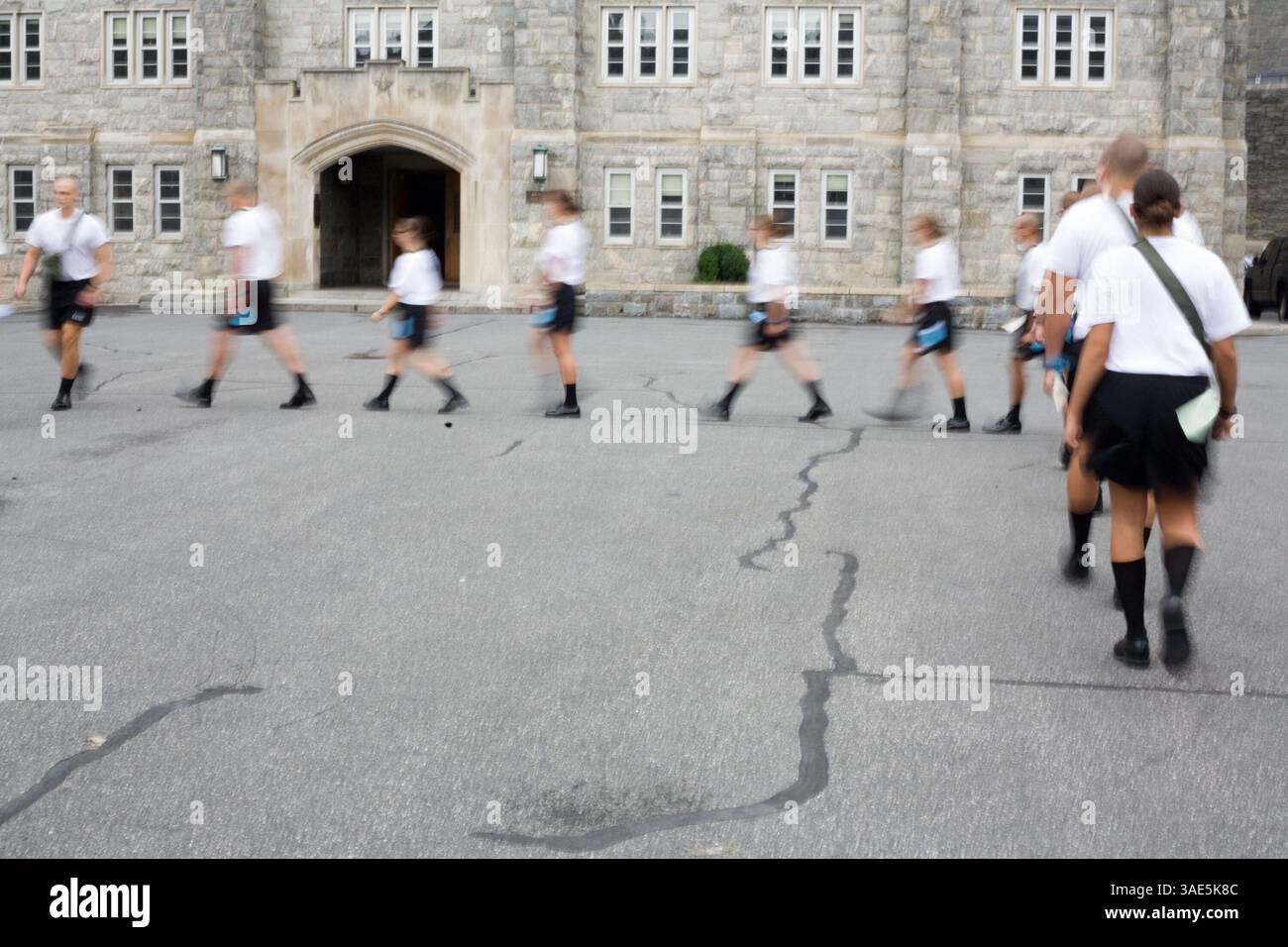 Juli 2006; West Point, NY, USA; DATEIFOTO: 26. Juni 2006; Learning to march, auch bekannt als Drill, ist eine der ersten Soldatenfähigkeiten, die ein neuer Kadett am R-Day lernt. Hier üben New Kadett Kiernan und ihre Klassenkameraden von der Bravo Company, die durch ihre blauen Tags identifiziert werden, verschiedene Marschkommandos im Central Area in West Point aus. Das Jahr 2006 markiert 30 Jahre Frauen in West Point, der United States Military Academy (USMA) und allen Militärakademien. 1975 unterzeichnete Präsident Ford ein Gesetz, das Frauen erlaubte, sich an den Akademien zu bewerben, und die ersten Klassen von Frauen traten 1976 ein und machten ihren Abschluss Stockfoto