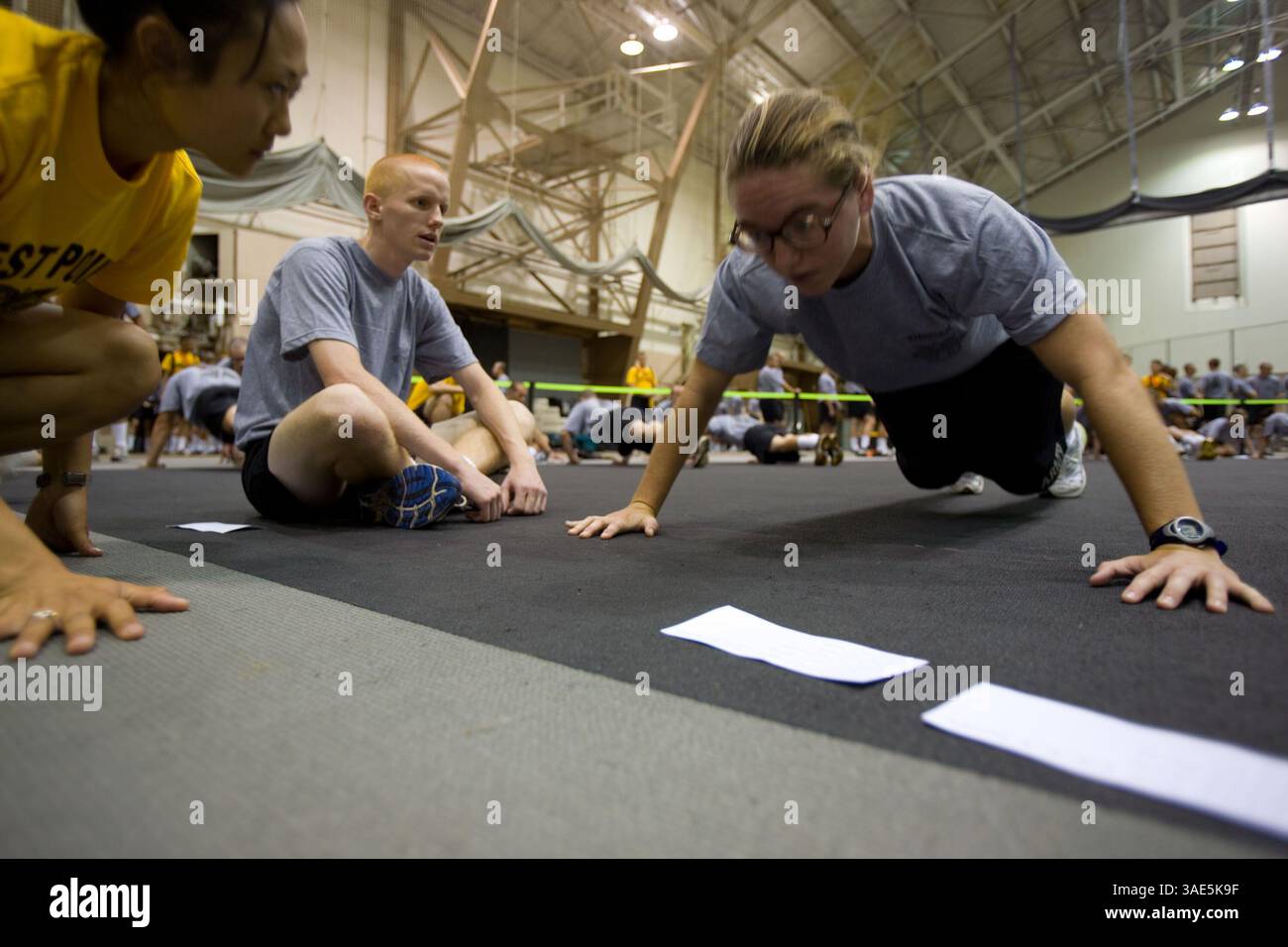 Juli 2006; West Point, NY, USA; DATEIFOTO: 29. Juni 2006; New Kadett Kiernan führt so viele Liegestütze wie möglich in den zwei Minuten aus. Das Minimum, um Liegestütze für eine Frau im Alter von 17-21 Jahren zu bestehen, ist 19. Um 100 Punkte zu bekommen, musste sie insgesamt 42 Liegestütze machen, und um 125 Punkte auf der erweiterten Skala zu bekommen, musste sie 71 in zwei Minuten machen und 100 Punkte in den anderen beiden Veranstaltungen erzielen. Das Jahr 2006 markiert 30 Jahre Frauen in West Point, der United States Military Academy (USMA) und allen Militärakademien. Im Jahr 1975 unterzeichnete Präsident Ford eine Gesetzgebung, die es Frauen erlaubte, sich zu verabschieden Stockfoto