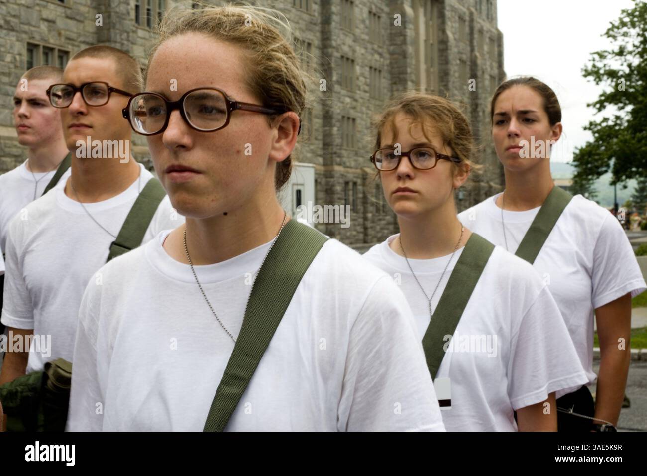 Juli 2006; West Point, NY, USA; DATEIFOTO: 26. Juni 2006; New Cadet Laura Beth Kiernan steht mit einigen ihrer Mitstreiter während des R-Day in Central Area in West Point in Formation. Die Armee gibt fast alles heraus, darunter Brillen, die liebevoll als Geburtenschutzbrillen oder BCGS bekannt sind. Das Jahr 2006 markiert 30 Jahre Frauen in West Point, der United States Military Academy (USMA) und allen Militärakademien. 1975 unterzeichnete Präsident Ford ein Gesetz, das Frauen erlaubte, sich an den Akademien zu bewerben, und die ersten Klassen von Frauen traten 1976 ein und graduierten 1980. USMA al Stockfoto