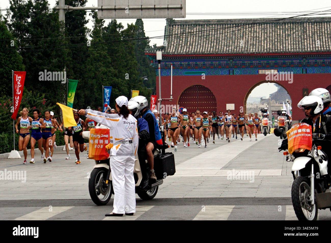 15. August 2008 – Peking, CHINA – mit LIZ YELLING aus Großbritannien an der Spitze verlässt das erste Paar Frauen-Marathonläuferinnen den Tempel des Himmels Park in Peking am 17. August 2008. Die Route des Olympischen Marathons führt zurück zum Startpunkt des Tiananmen-Platzes, dann zu den Universitäten Peking und Tsinghua, bevor sie am Nationalstadion endet (Vogelnest (Credit Image: Jeremy Breningstall/ZUMAPRESS.com) Stockfoto