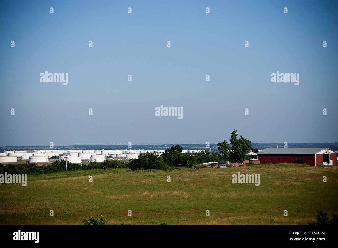 28. Juni 2009 - Cushing, Oklahoma, USA - Öltanks im Enbridge Energy Partners-Werk in Cushing, Oklahoma, brechen das Land auf und decken sich ab. Cushing ist bekannt als Preisabrechnungspunkt für West Texas Intermediate an der New York Mercantile Exchange. Fast alle wichtigen Pipelines in den USA führen durch das Cushing Terminal. Das Terminal wird der südliche Knotenpunkt der geplanten Keystone Pipeline von Hardisty, Alaska sein (Credit Image: Shane Bevel/ZUMAPRESS.com) Stockfoto