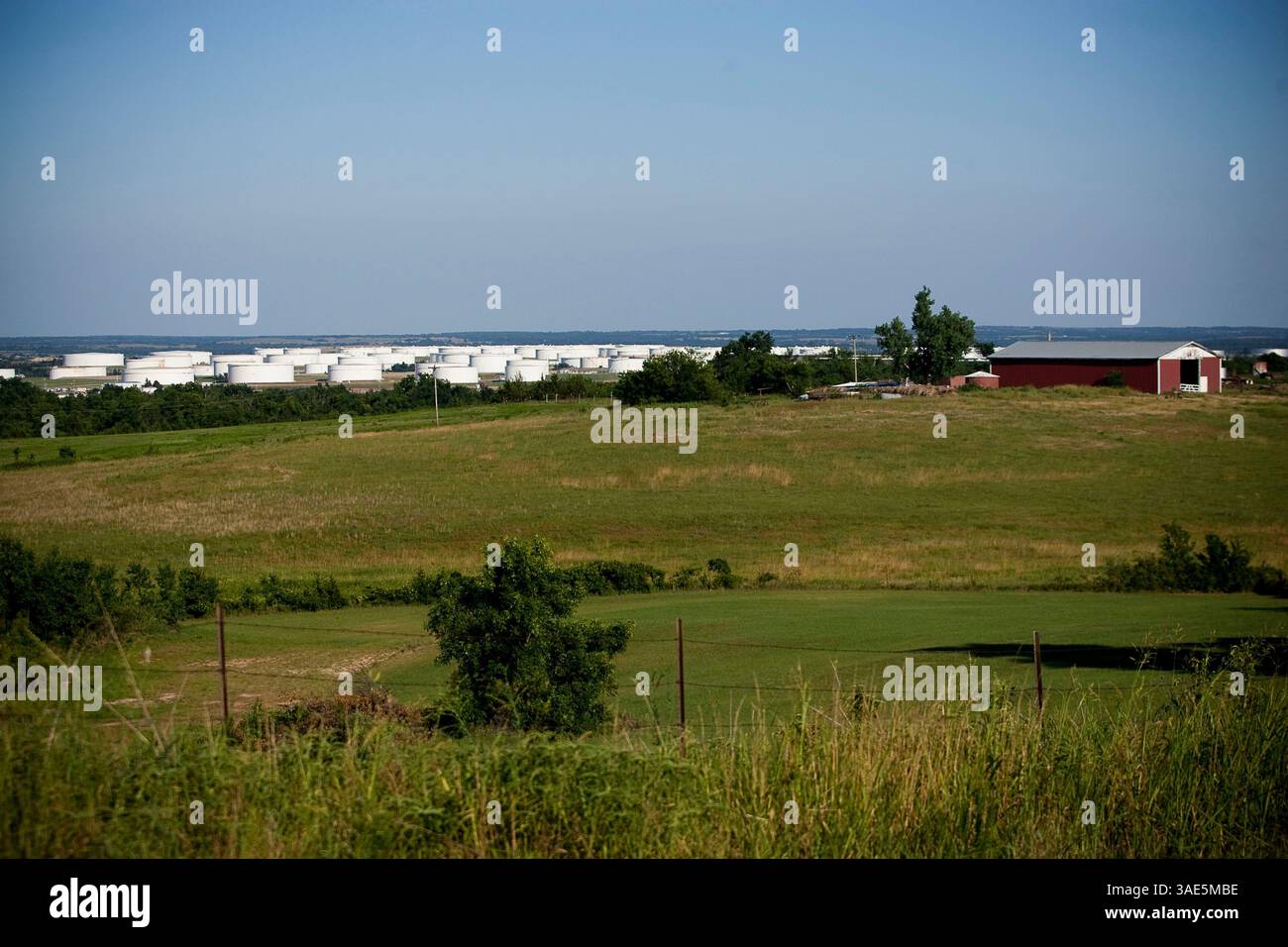 28. Juni 2009 - Cushing, Oklahoma, USA - Öltanks im Enbridge Energy Partners-Werk in Cushing, Oklahoma, brechen das Land auf und decken sich ab. Cushing ist bekannt als Preisabrechnungspunkt für West Texas Intermediate an der New York Mercantile Exchange. Fast alle wichtigen Pipelines in den USA führen durch das Cushing Terminal. Das Terminal wird der südliche Knotenpunkt der geplanten Keystone Pipeline von Hardisty, Alaska sein (Credit Image: Shane Bevel/ZUMAPRESS.com) Stockfoto