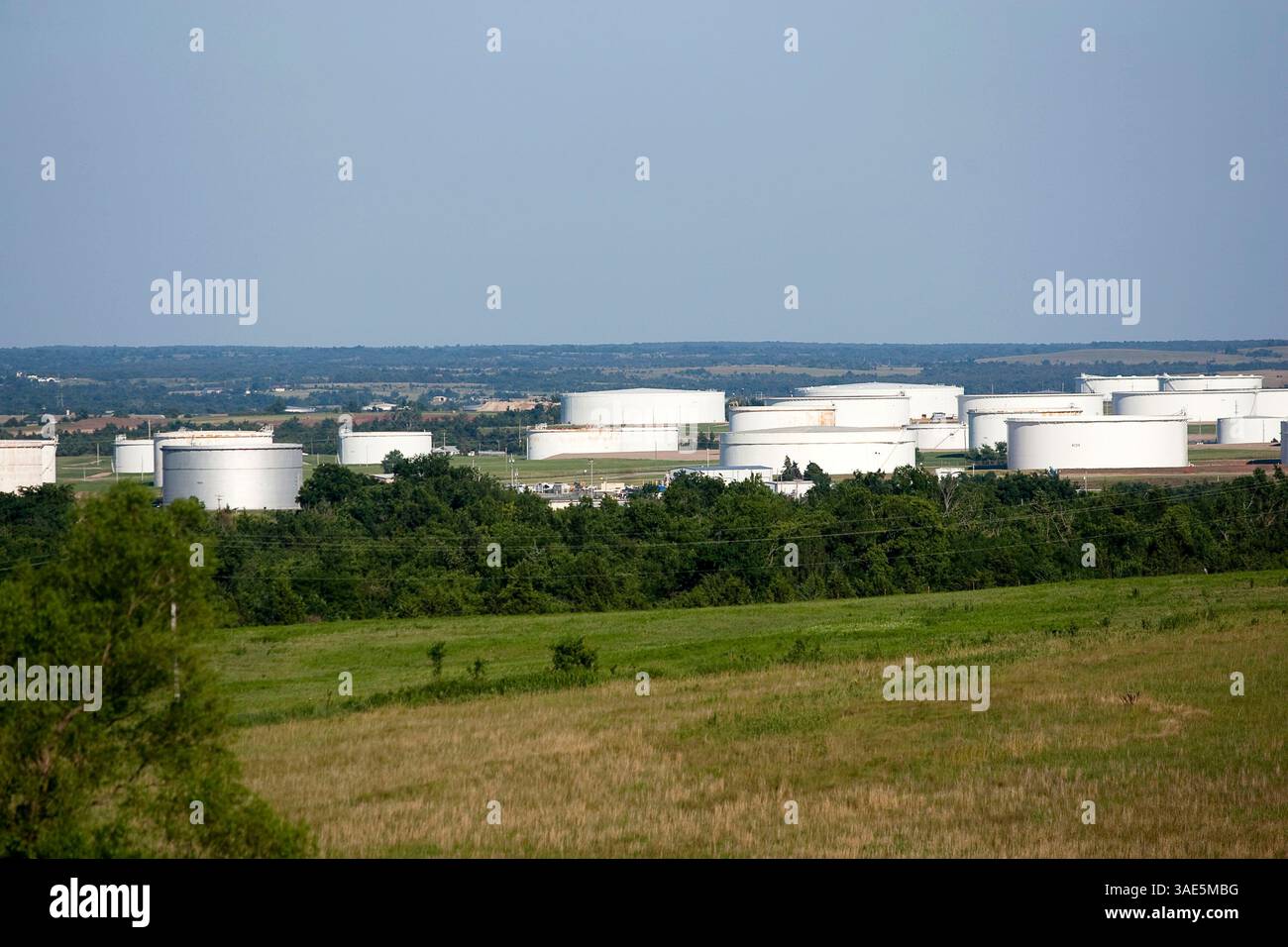 28. Juni 2009 - Cushing, Oklahoma, USA - Öltanks im Enbridge Energy Partners-Werk in Cushing, Oklahoma, brechen das Land auf und decken sich ab. Cushing ist bekannt als Preisabrechnungspunkt für West Texas Intermediate an der New York Mercantile Exchange. Fast alle wichtigen Pipelines in den USA führen durch das Cushing Terminal. Das Terminal wird der südliche Knotenpunkt der geplanten Keystone Pipeline von Hardisty, Alaska sein (Credit Image: Shane Bevel/ZUMAPRESS.com) Stockfoto
