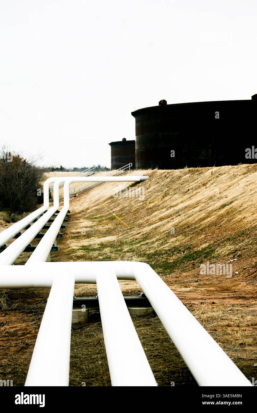 17. Februar 2009 – Cushing, Oklahoma, USA – riesige Pipelines aus dem Boden steigen aus und versorgen riesige Lagertanks im Werk Enbridge Energy Partners in Cushing Oklahoma. Cushing ist bekannt als Preisabrechnungspunkt für West Texas Intermediate an der New York Mercantile Exchange. Fast alle wichtigen Pipelines in den USA führen durch das Cushing Terminal. Das Terminal wird der südliche Knotenpunkt der geplanten Keystone Pipeline von Hardisty, Alaska sein (Credit Image: Shane Bevel/ZUMAPRESS.com) Stockfoto